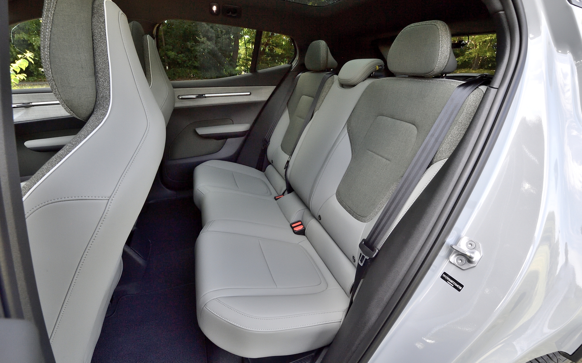 インテリアカラーは、自然素材とリサイクル材とバイオ素材を融合した「パイン」で、スカンジナビアの森の常緑樹の松やモミの葉からインスピレーションを得た色彩となっている