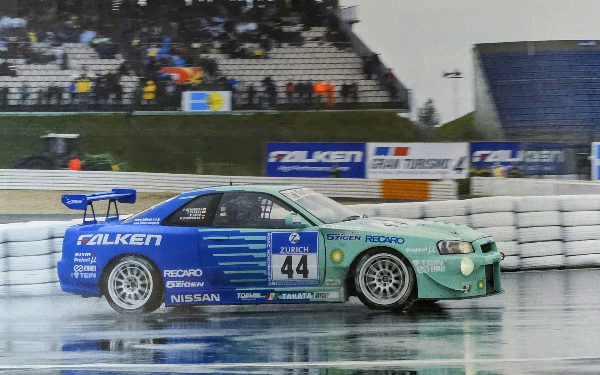 当時タイヤメーカーのファルケンは日産のスカイラインGT-Rでニュルブルクリンク24時間レースに挑んでいた