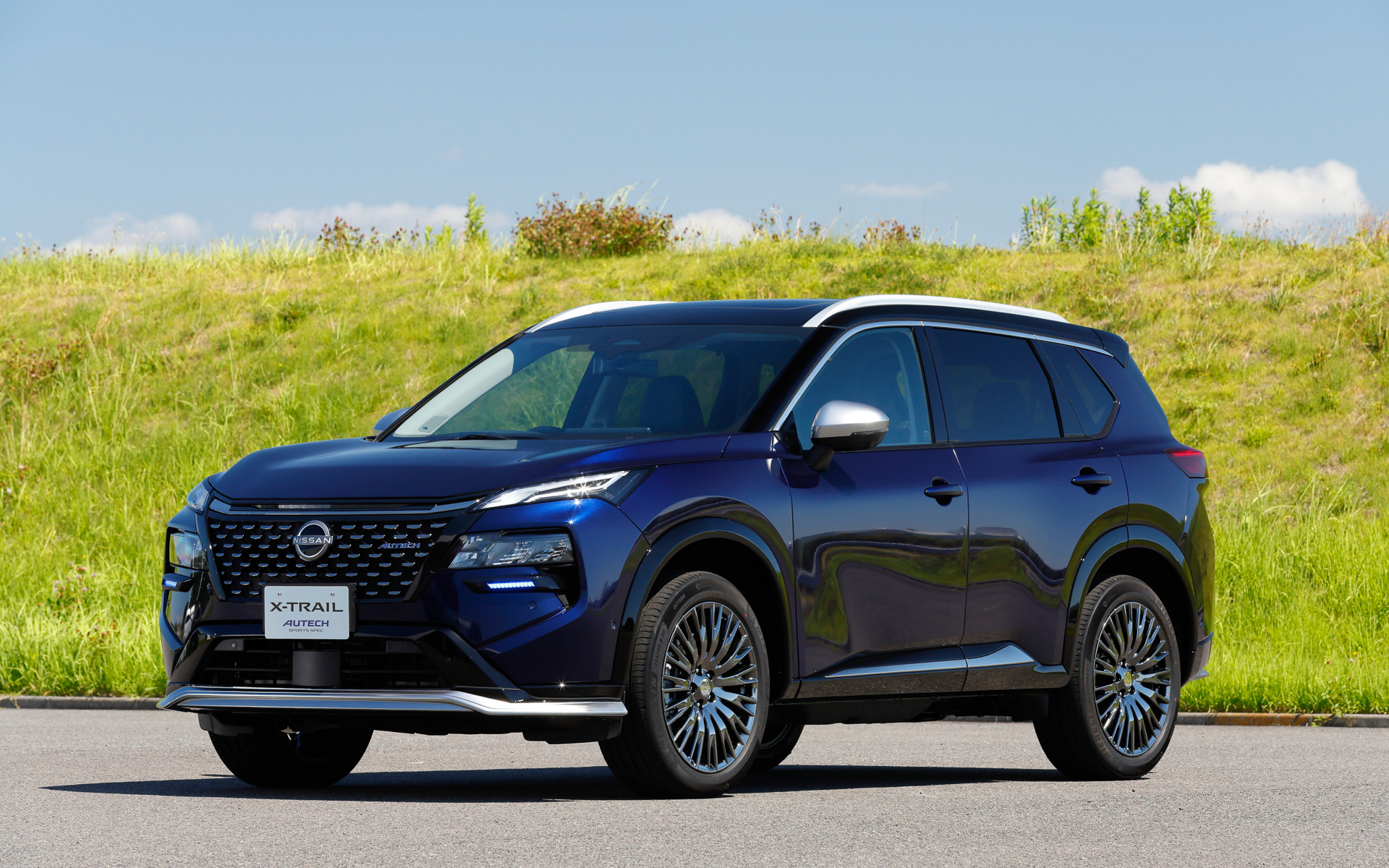 エクストレイル「AUTECH SPORTS SPEC」ではパフォーマンスダンパー、ミシュラン「PRIMACY4」を採用し、サスペンション仕様やパワーステアリング特性をチューニング。コンピュータの専用チューニングと、ドライブモードごとに前後の駆動配分を専用化する「e-4ORCE」制御を施した