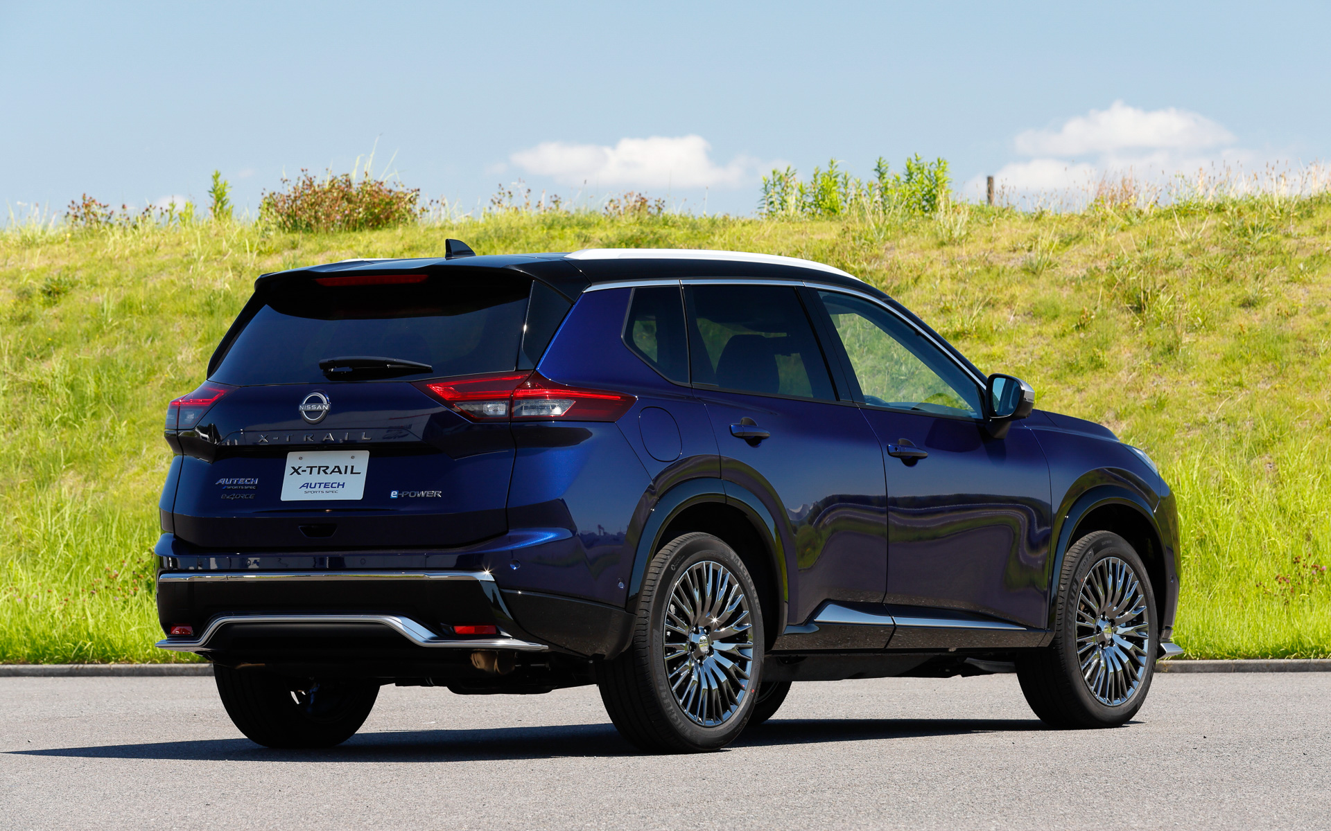 エクストレイル「AUTECH SPORTS SPEC」ではパフォーマンスダンパー、ミシュラン「PRIMACY4」を採用し、サスペンション仕様やパワーステアリング特性をチューニング。コンピュータの専用チューニングと、ドライブモードごとに前後の駆動配分を専用化する「e-4ORCE」制御を施した