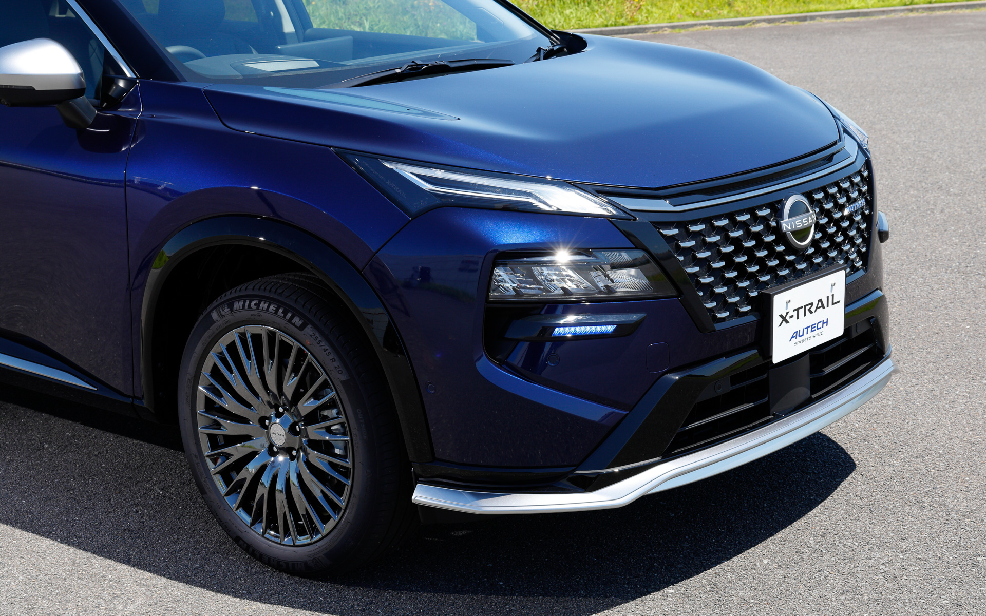 エクストレイル「AUTECH SPORTS SPEC」ではパフォーマンスダンパー、ミシュラン「PRIMACY4」を採用し、サスペンション仕様やパワーステアリング特性をチューニング。コンピュータの専用チューニングと、ドライブモードごとに前後の駆動配分を専用化する「e-4ORCE」制御を施した