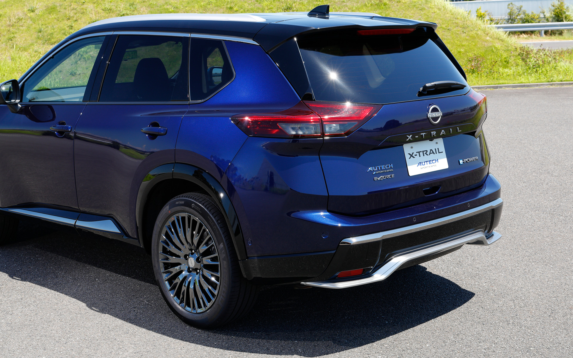 エクストレイル「AUTECH SPORTS SPEC」ではパフォーマンスダンパー、ミシュラン「PRIMACY4」を採用し、サスペンション仕様やパワーステアリング特性をチューニング。コンピュータの専用チューニングと、ドライブモードごとに前後の駆動配分を専用化する「e-4ORCE」制御を施した