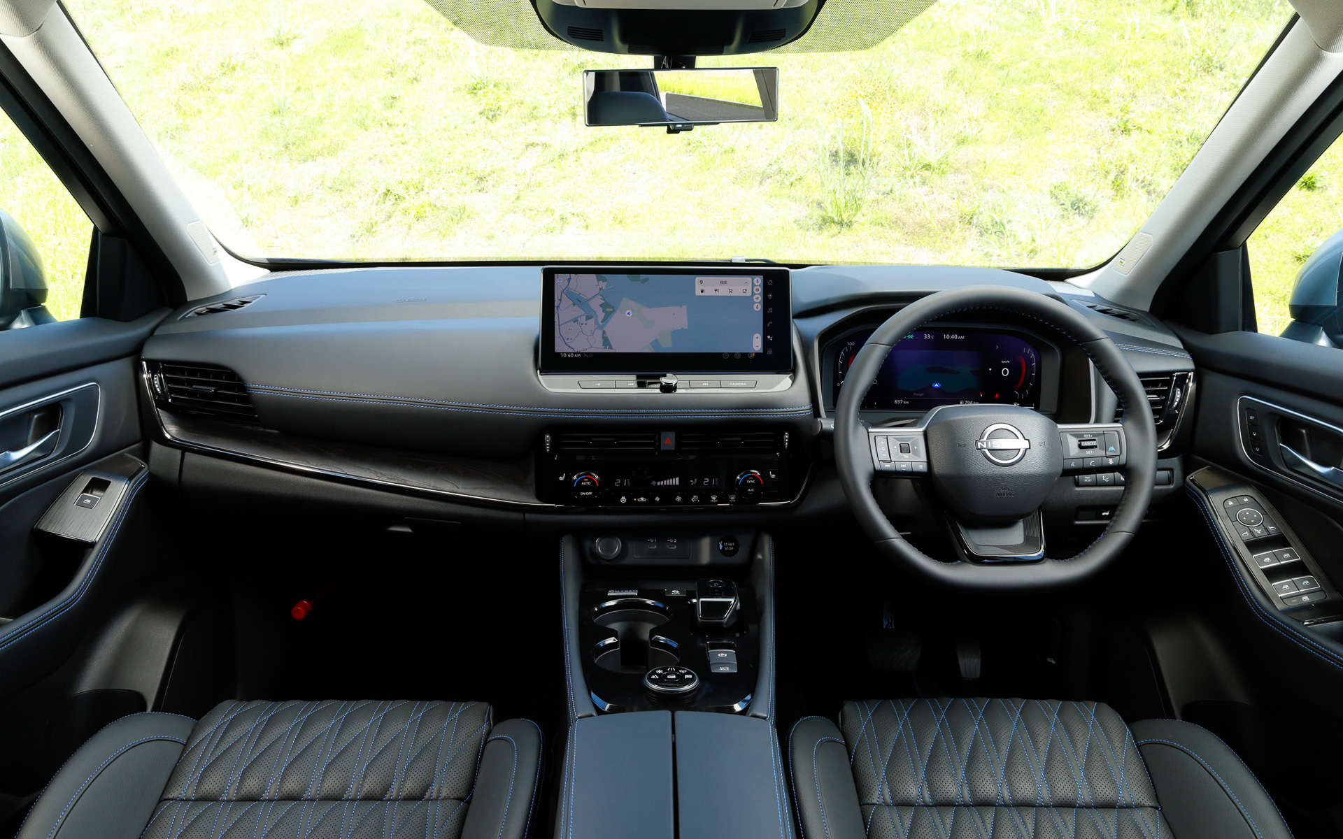 エクストレイル「AUTECH SPORTS SPEC」ではパフォーマンスダンパー、ミシュラン「PRIMACY4」を採用し、サスペンション仕様やパワーステアリング特性をチューニング。コンピュータの専用チューニングと、ドライブモードごとに前後の駆動配分を専用化する「e-4ORCE」制御を施した