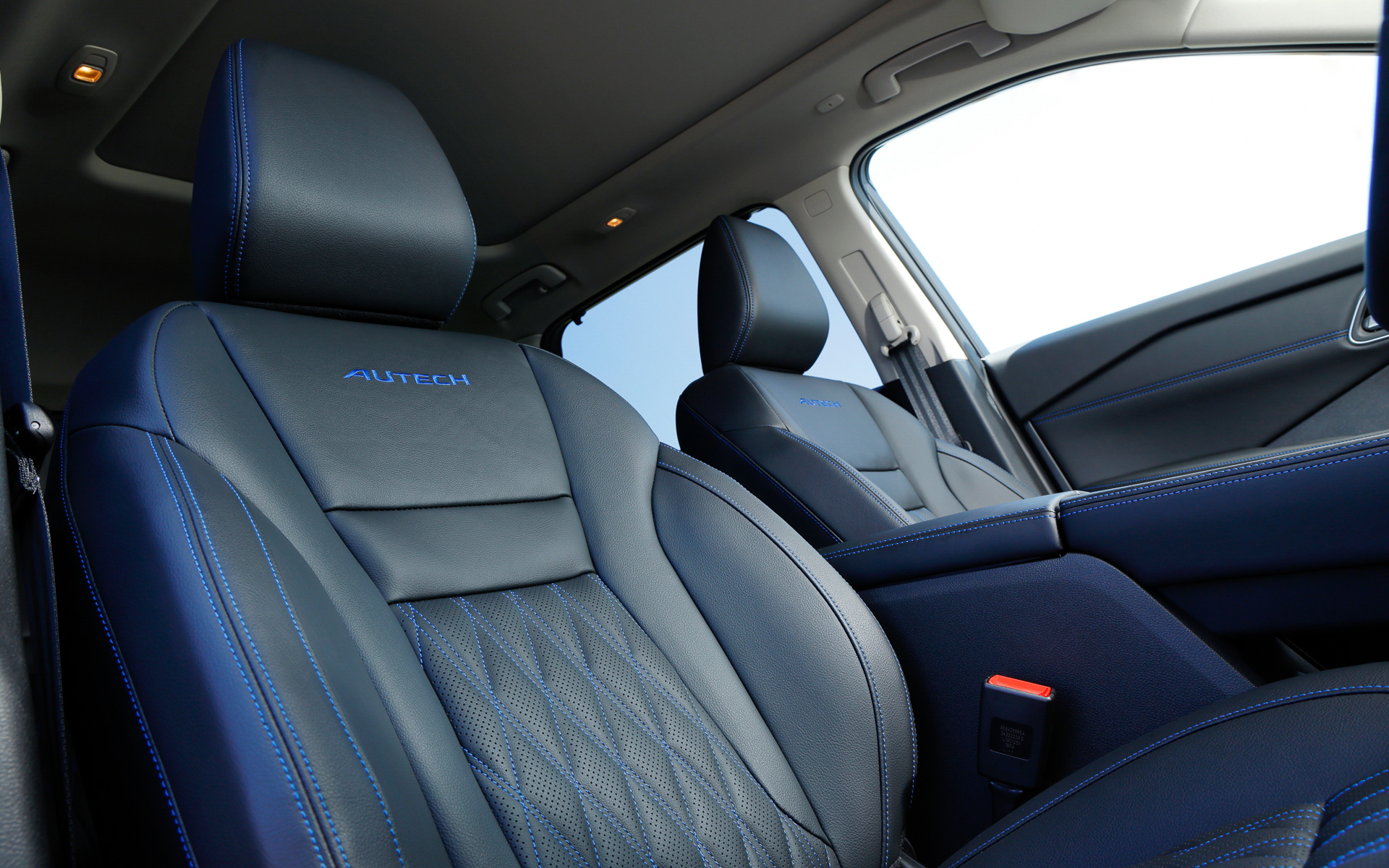 エクストレイル「AUTECH SPORTS SPEC」ではパフォーマンスダンパー、ミシュラン「PRIMACY4」を採用し、サスペンション仕様やパワーステアリング特性をチューニング。コンピュータの専用チューニングと、ドライブモードごとに前後の駆動配分を専用化する「e-4ORCE」制御を施した