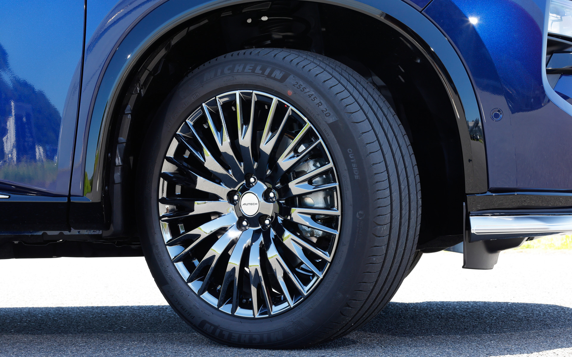 エクストレイル「AUTECH SPORTS SPEC」ではパフォーマンスダンパー、ミシュラン「PRIMACY4」を採用し、サスペンション仕様やパワーステアリング特性をチューニング。コンピュータの専用チューニングと、ドライブモードごとに前後の駆動配分を専用化する「e-4ORCE」制御を施した