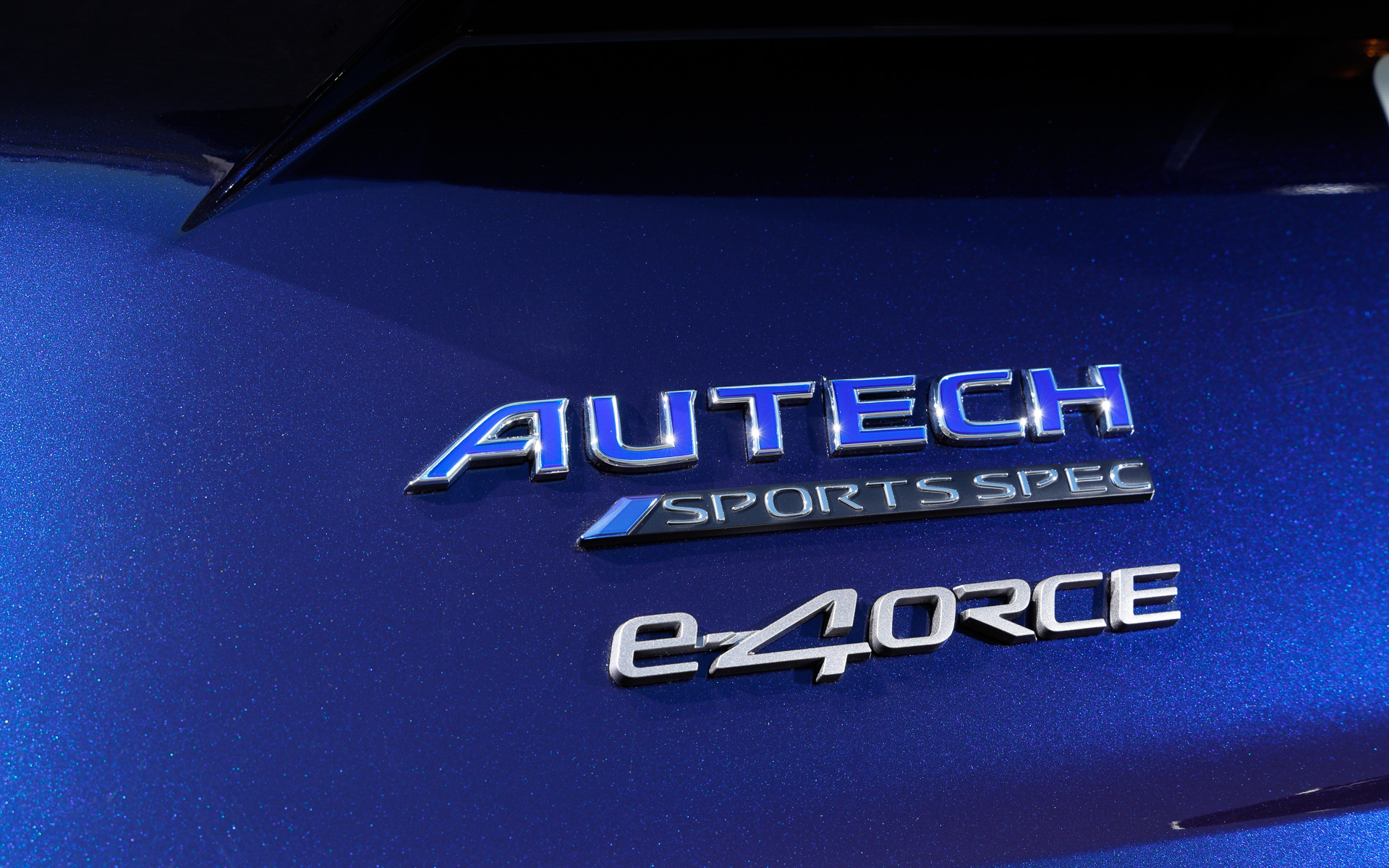 エクストレイル「AUTECH SPORTS SPEC」ではパフォーマンスダンパー、ミシュラン「PRIMACY4」を採用し、サスペンション仕様やパワーステアリング特性をチューニング。コンピュータの専用チューニングと、ドライブモードごとに前後の駆動配分を専用化する「e-4ORCE」制御を施した