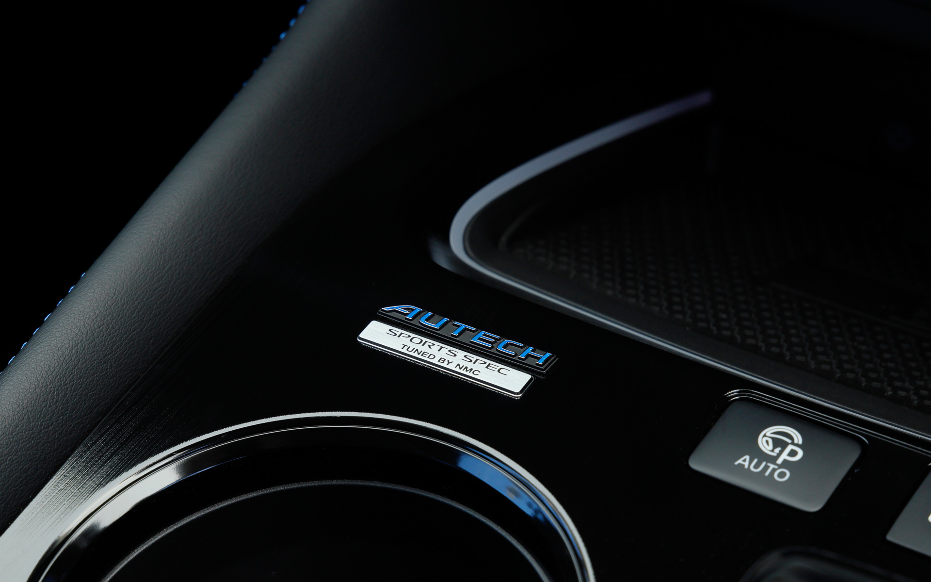 エクストレイル「AUTECH SPORTS SPEC」ではパフォーマンスダンパー、ミシュラン「PRIMACY4」を採用し、サスペンション仕様やパワーステアリング特性をチューニング。コンピュータの専用チューニングと、ドライブモードごとに前後の駆動配分を専用化する「e-4ORCE」制御を施した