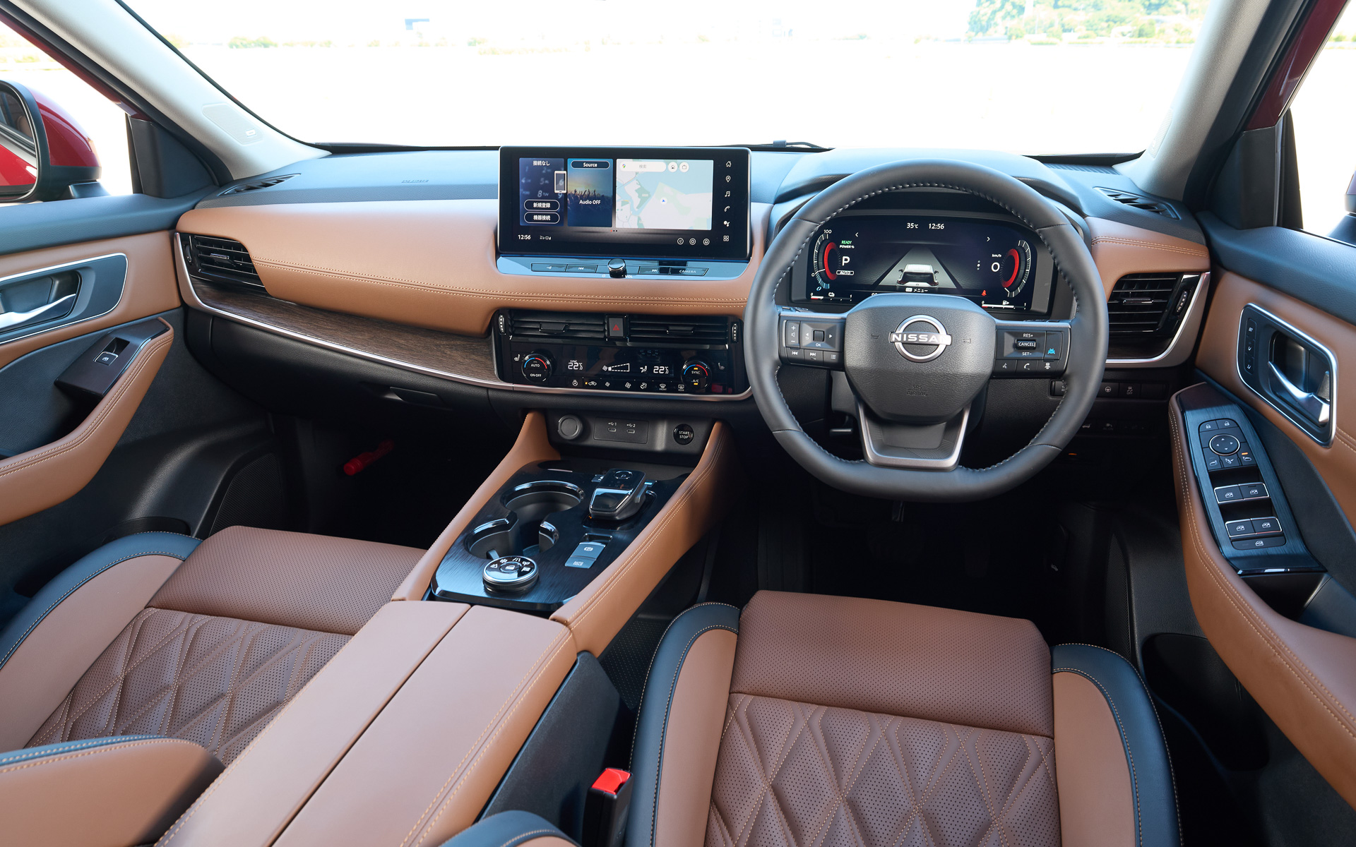 インストルメントパネル上部のカラーを黒色に変更するとともに、オプションで選択可能なナッパレザー仕様では従来のタン色からブラウン色に変更