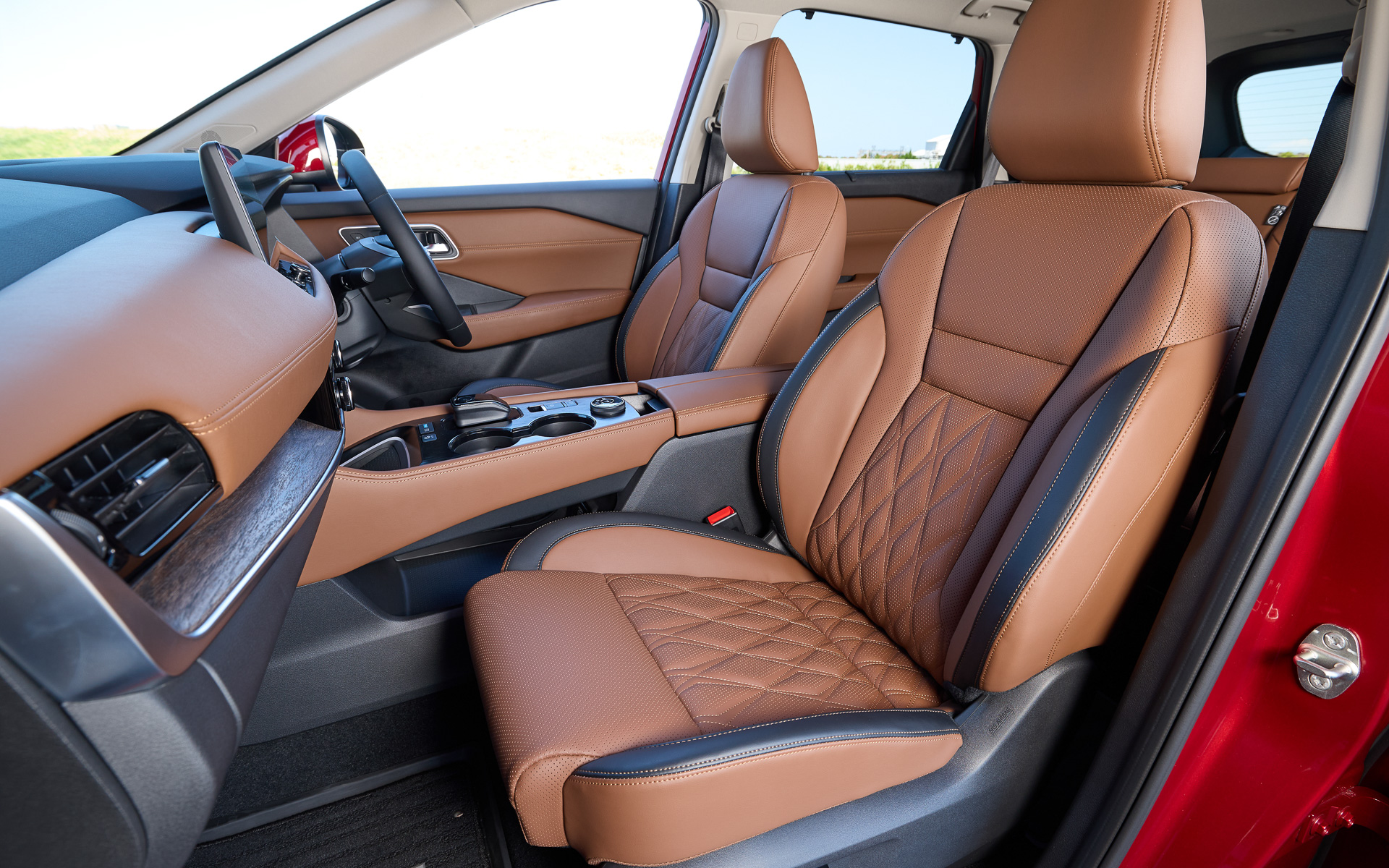 インストルメントパネル上部のカラーを黒色に変更するとともに、オプションで選択可能なナッパレザー仕様では従来のタン色からブラウン色に変更