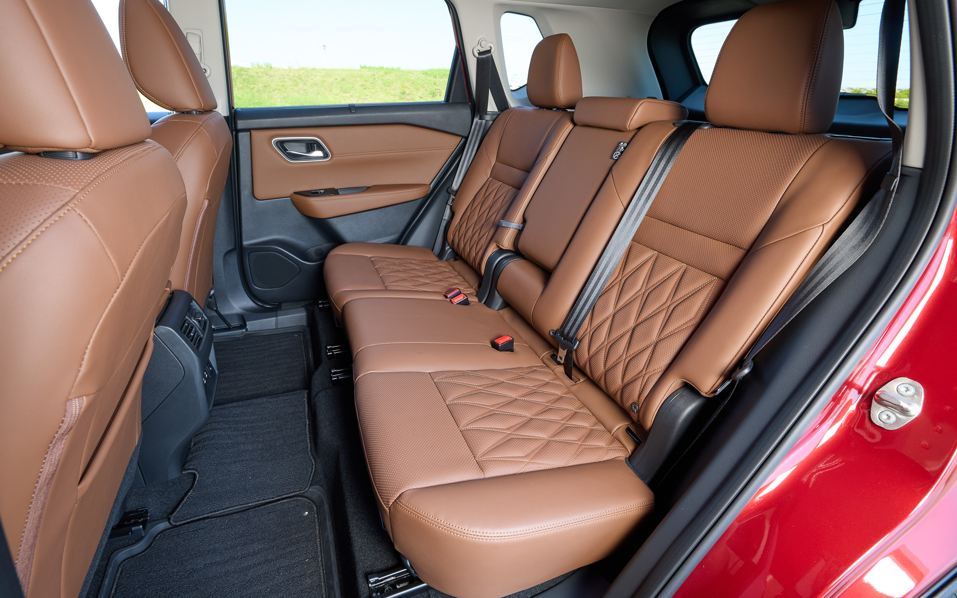 インストルメントパネル上部のカラーを黒色に変更するとともに、オプションで選択可能なナッパレザー仕様では従来のタン色からブラウン色に変更