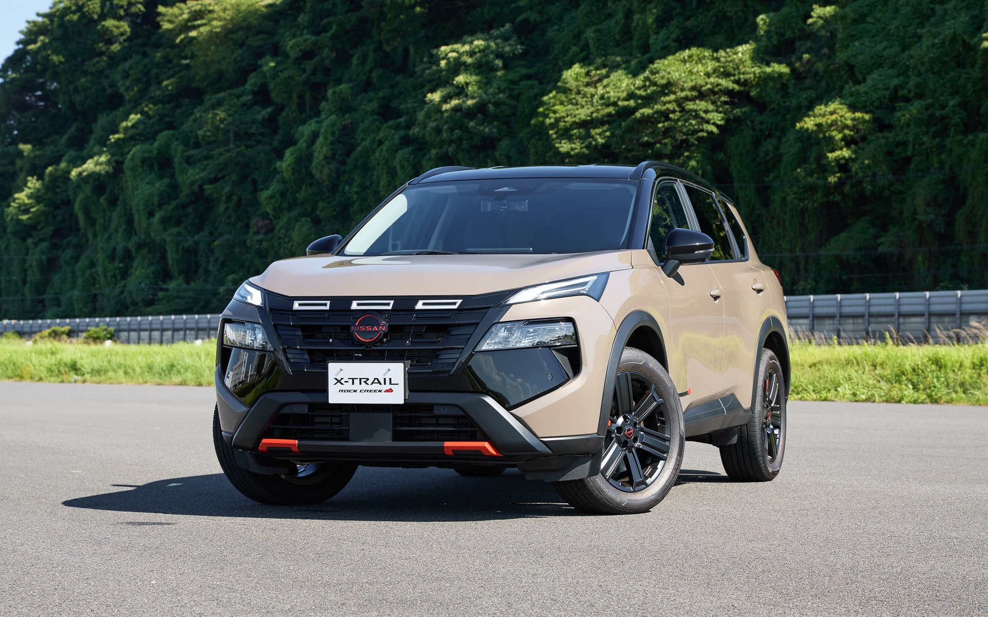 エクストレイル「ROCK CREEK」では溶岩をイメージした「ラバレッド」のアクセントを配した専用のフロントグリル、フロントバンパー、アルミホイールなどを採用。インテリアでは防水シートを装備するほか、シート、ドアトリム、インストパッド、ステアリングなど随所にラバレッドのアクセントを施した