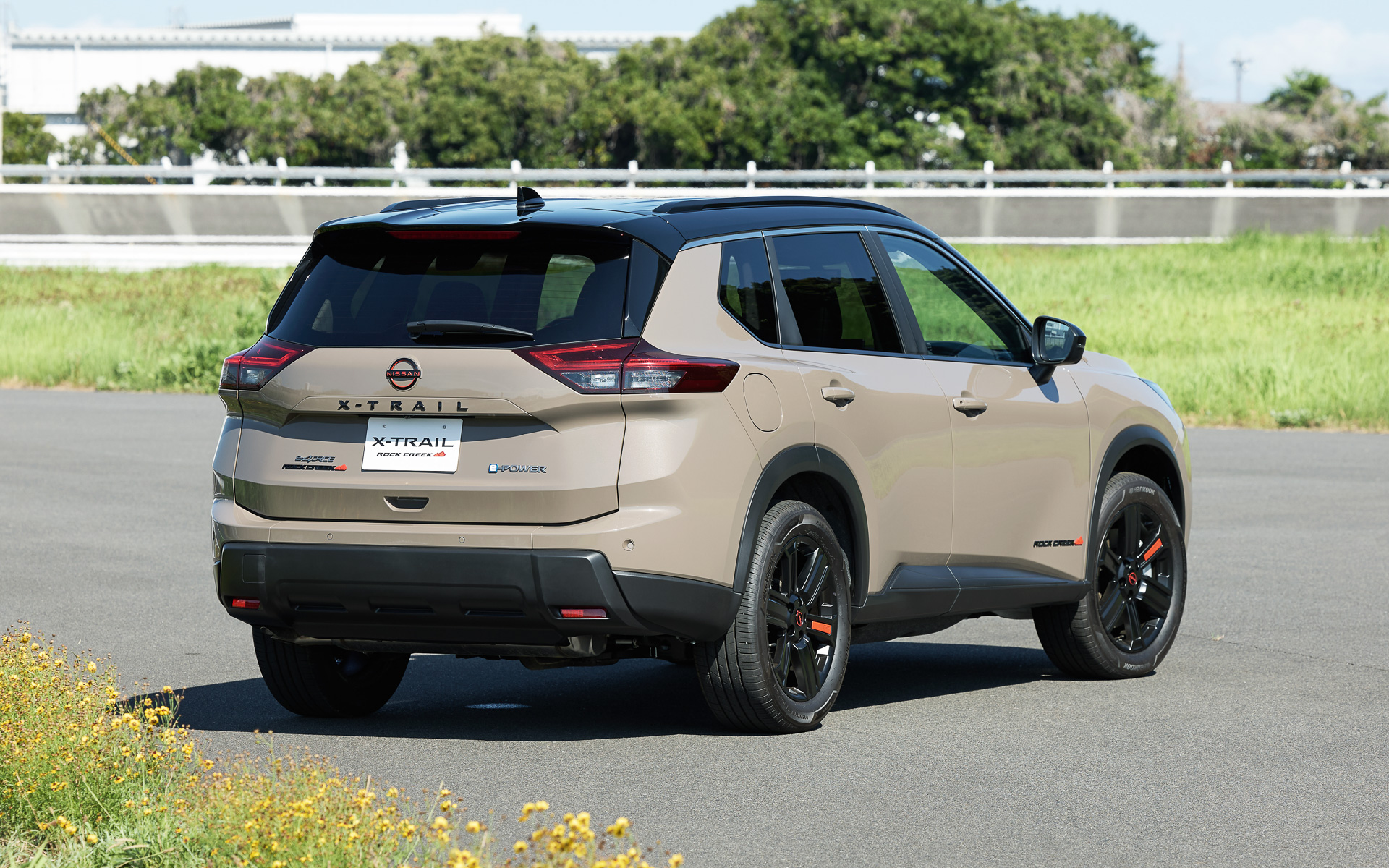 エクストレイル「ROCK CREEK」では溶岩をイメージした「ラバレッド」のアクセントを配した専用のフロントグリル、フロントバンパー、アルミホイールなどを採用。インテリアでは防水シートを装備するほか、シート、ドアトリム、インストパッド、ステアリングなど随所にラバレッドのアクセントを施した