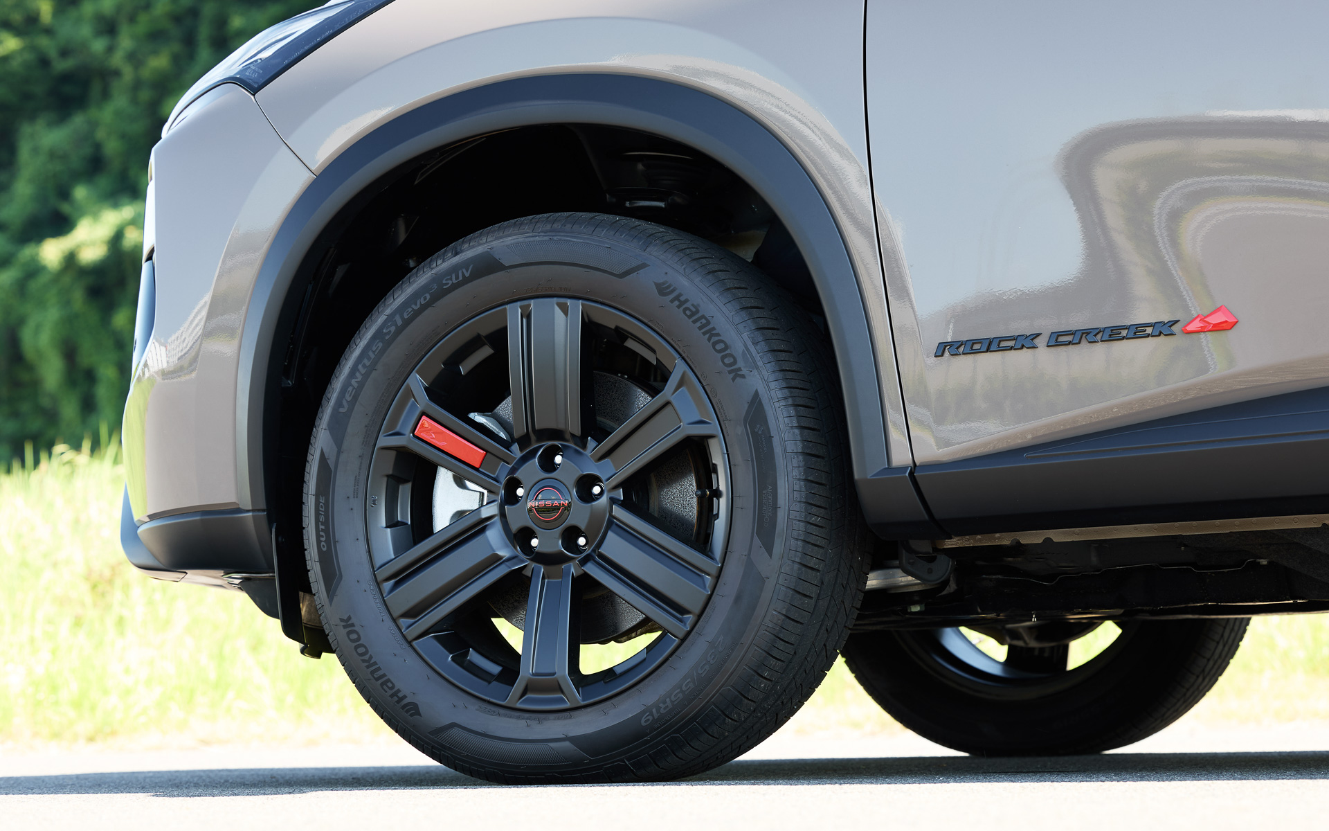 エクストレイル「ROCK CREEK」では溶岩をイメージした「ラバレッド」のアクセントを配した専用のフロントグリル、フロントバンパー、アルミホイールなどを採用。インテリアでは防水シートを装備するほか、シート、ドアトリム、インストパッド、ステアリングなど随所にラバレッドのアクセントを施した