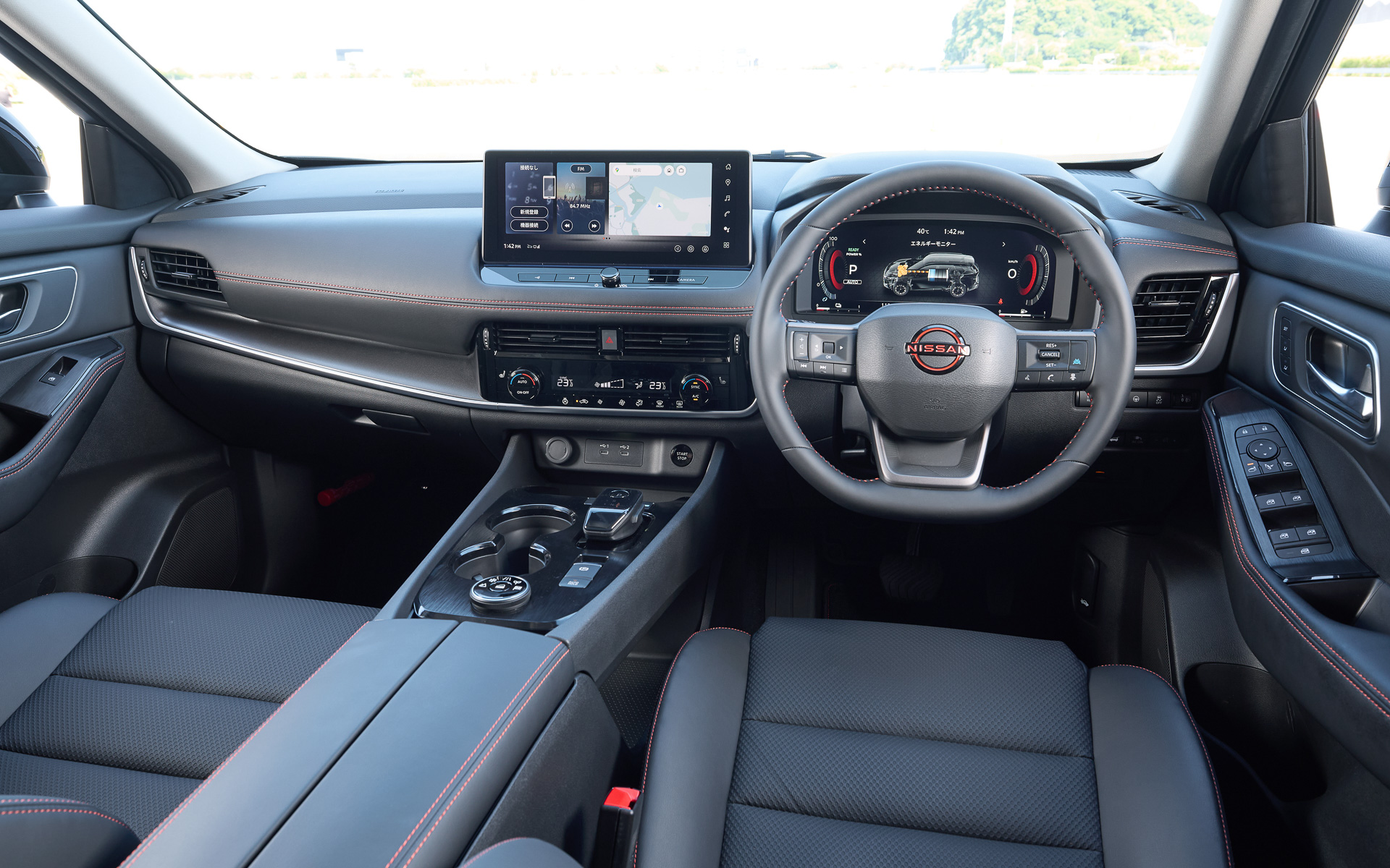 エクストレイル「ROCK CREEK」では溶岩をイメージした「ラバレッド」のアクセントを配した専用のフロントグリル、フロントバンパー、アルミホイールなどを採用。インテリアでは防水シートを装備するほか、シート、ドアトリム、インストパッド、ステアリングなど随所にラバレッドのアクセントを施した