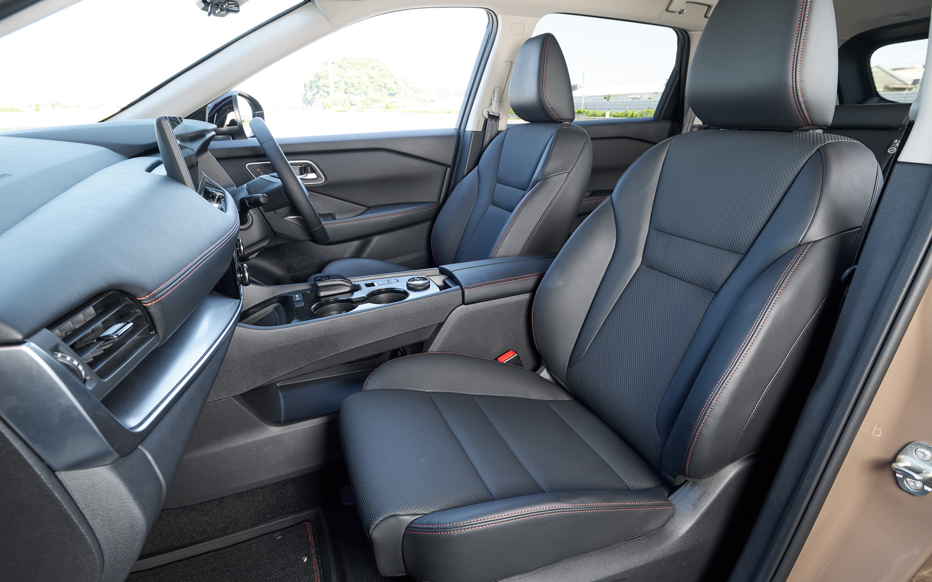 エクストレイル「ROCK CREEK」では溶岩をイメージした「ラバレッド」のアクセントを配した専用のフロントグリル、フロントバンパー、アルミホイールなどを採用。インテリアでは防水シートを装備するほか、シート、ドアトリム、インストパッド、ステアリングなど随所にラバレッドのアクセントを施した