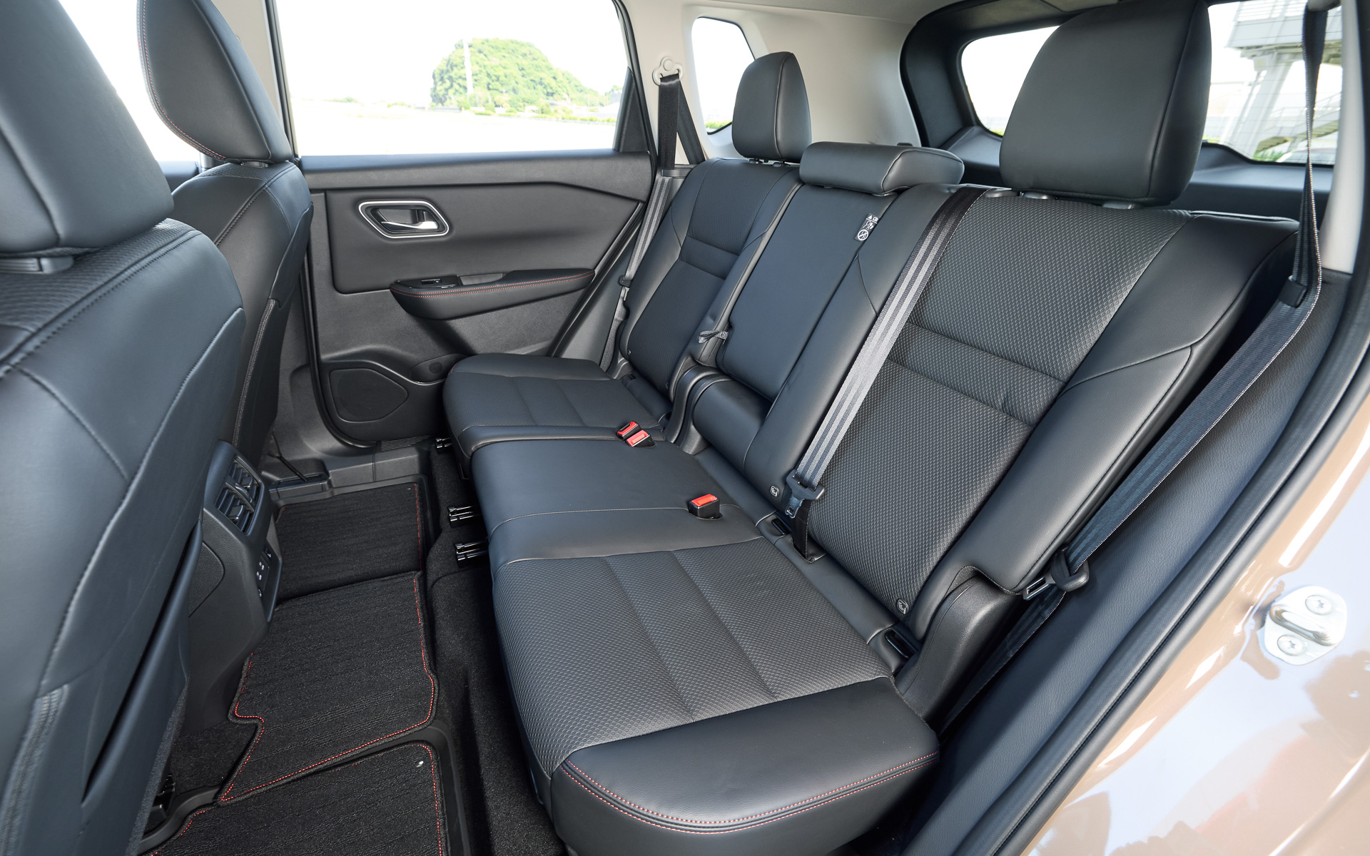 エクストレイル「ROCK CREEK」では溶岩をイメージした「ラバレッド」のアクセントを配した専用のフロントグリル、フロントバンパー、アルミホイールなどを採用。インテリアでは防水シートを装備するほか、シート、ドアトリム、インストパッド、ステアリングなど随所にラバレッドのアクセントを施した