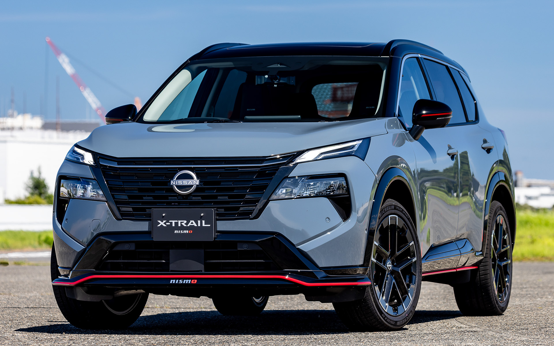 9月24日に発売される新型「エクストレイル NISMO」。価格は「NISMO e-4ORCE」が541万6400円、「NISMO advanced package e-4ORCE」が596万2000円。NISMOでは全長が4705mmになる