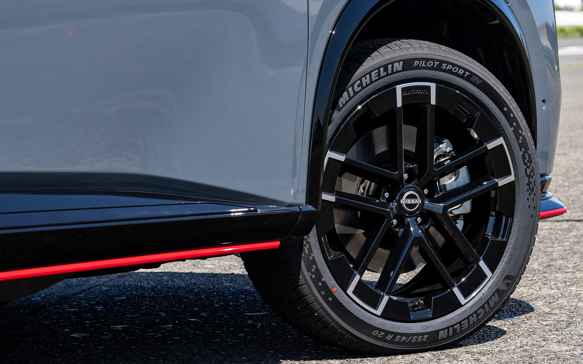 足まわりではショックアブソーバーにカヤバ製Swing Valve（スウィングバルブ）を日産モデルとして初採用するとともに、「アリアNISMO」でも使われるミシュラン「PILOT SPORT EV」（255/45R20）を採用。サスペンションやタイヤの変更に合わせてパワーステアリングにも専用チューニングを加えている