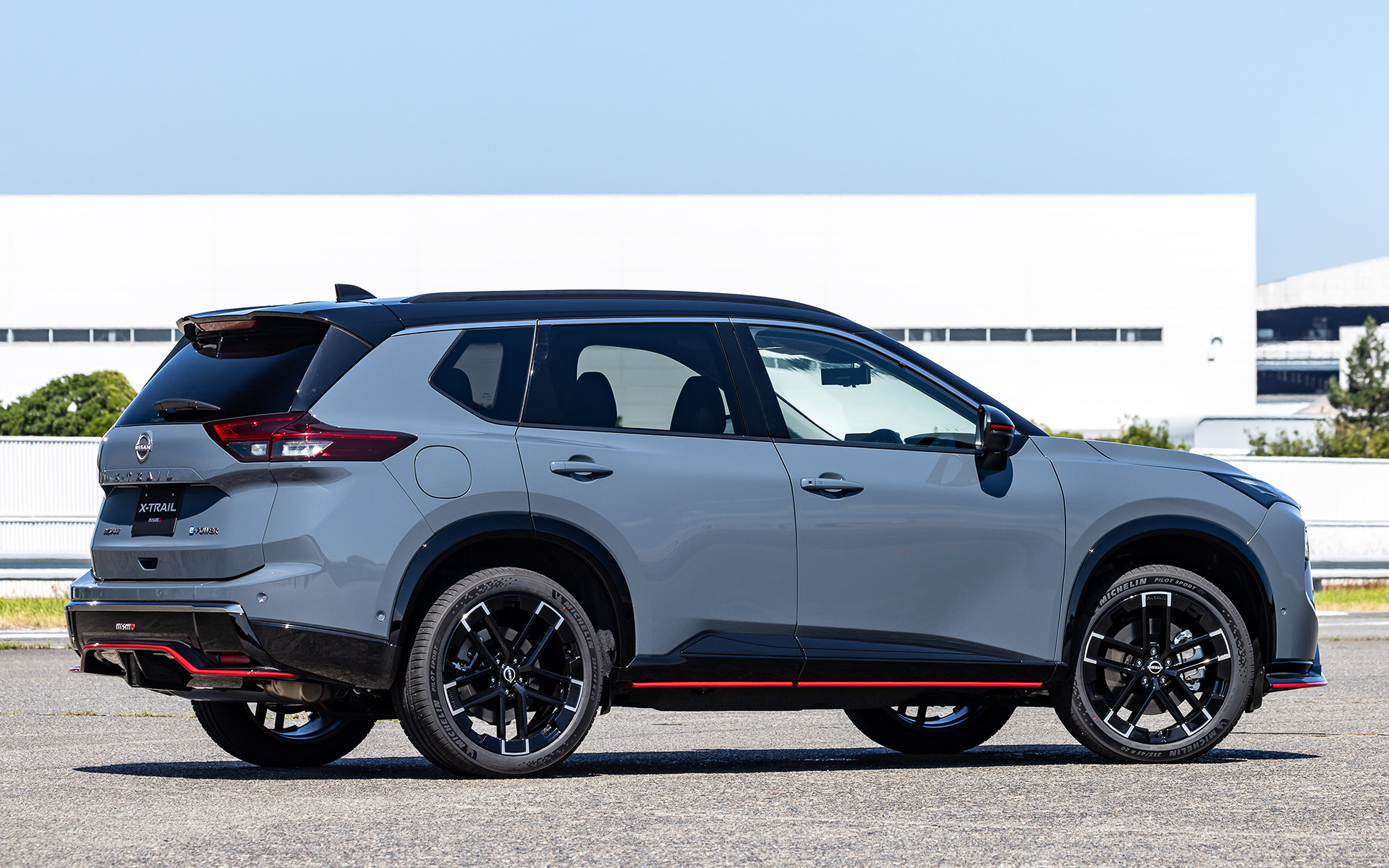 9月24日に発売される新型「エクストレイル NISMO」。価格は「NISMO e-4ORCE」が541万6400円、「NISMO advanced package e-4ORCE」が596万2000円。NISMOでは全長が4705mmになる