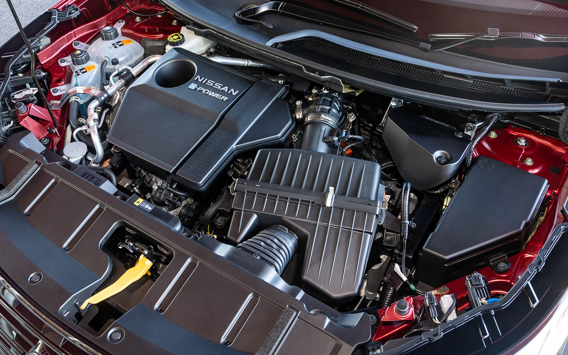 発電用の直列3気筒DOHC 1.5リッターターボ「KR15DDT」型エンジン。フロントに搭載する「BM46」型モーターは最高出力150kW（204PS）、最大トルク330Nmを発生。e-4ORCE仕様では後輪に「MM48」型モーターをセットし、最高出力100kW（136PS）、最大トルク195Nmを出す