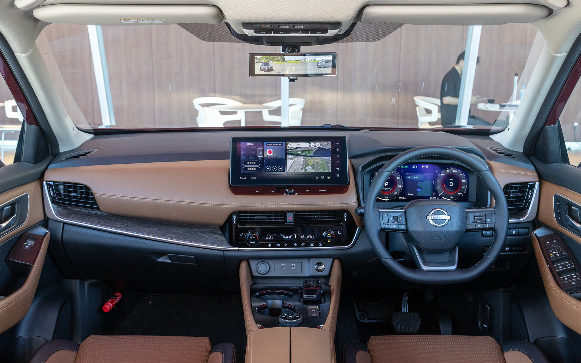 インテリアではインストルメントパネル上部のカラーを黒色に変更するとともに、オプションで選択可能なナッパレザー仕様では従来のタン色からより落ち着いた印象を与えるブラウン色に変更。日産として国内初となるGoogle搭載の最新NissanConnectインフォテインメントシステムなどを搭載