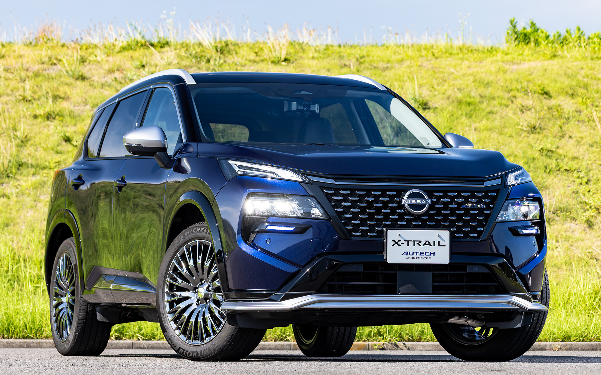 スポーティグレードの「AUTECH SPORTS SPEC」（590万1500円）。ボディカラーはディープオーシャンブルーとダイヤモンドブラックルーフの2トーン。ボディサイズはNISMOと共通の4705×1840×1720mm（全長×全幅×全高）