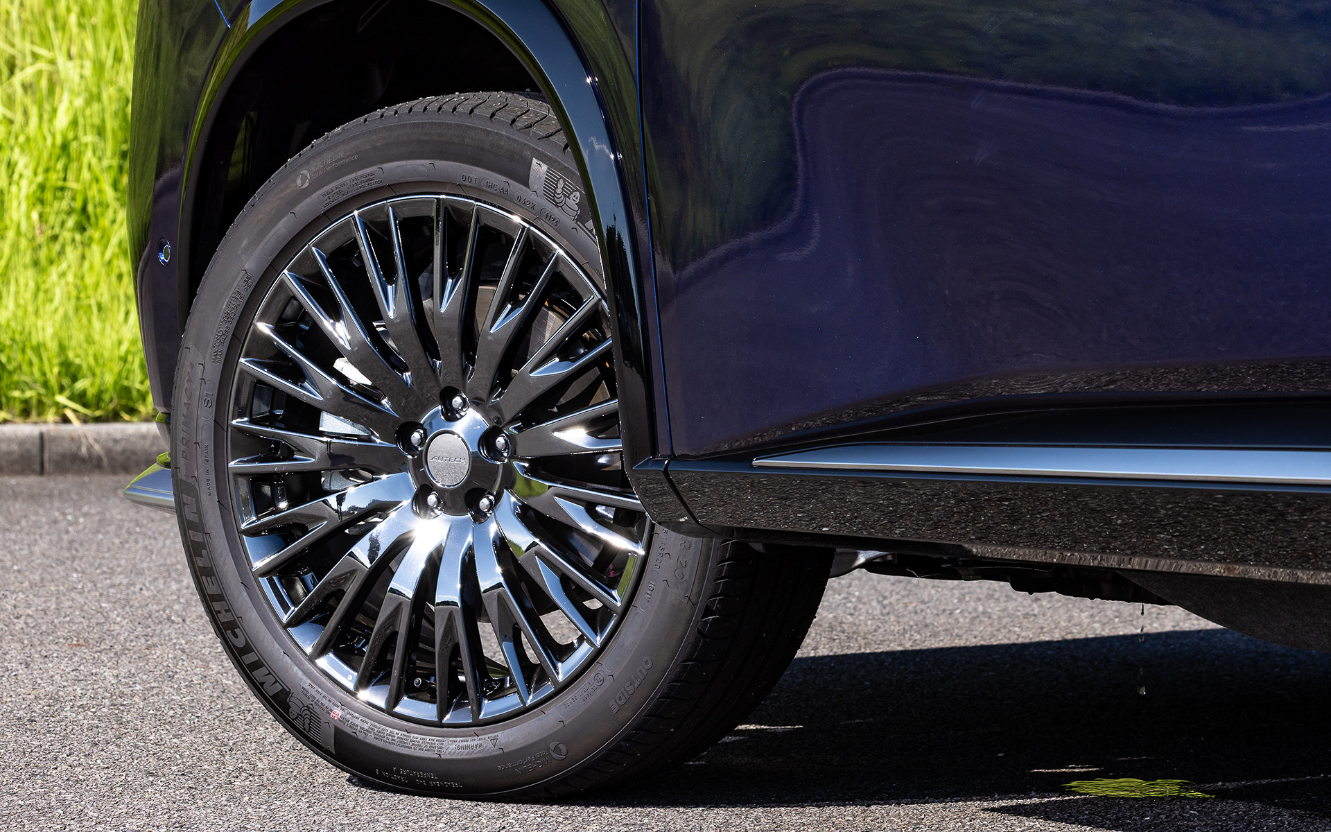 エクストレイル「AUTECH SPORTS SPEC」では車体への入力を効果的に減衰させるパフォーマンスダンパーを採用したほかミシュラン「PRIMACY4」と合わせ、サスペンション仕様やパワーステアリング特性をチューニング