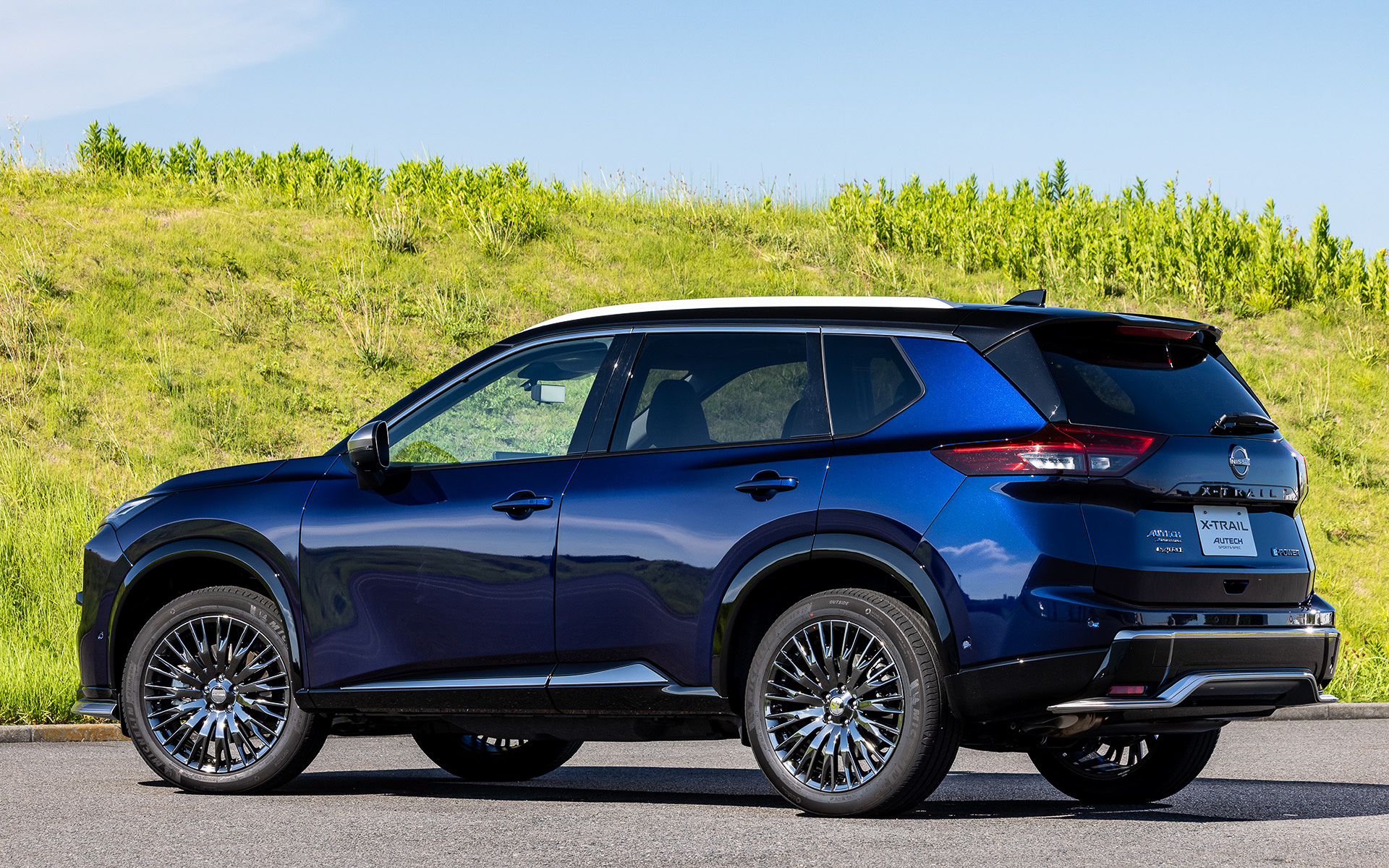 スポーティグレードの「AUTECH SPORTS SPEC」（590万1500円）。ボディカラーはディープオーシャンブルーとダイヤモンドブラックルーフの2トーン。ボディサイズはNISMOと共通の4705×1840×1720mm（全長×全幅×全高）