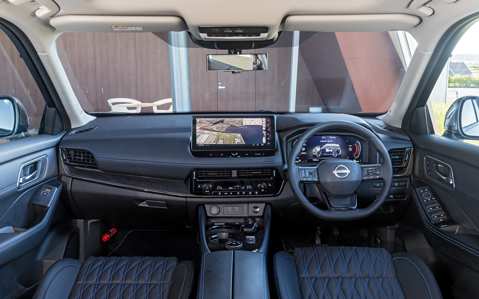 インテリアではNMC（日産モータースポーツ＆カスタマイズ）開発陣の想いを「TUNED BY NMC」の文字に込め、専用エンブレムとして装着する