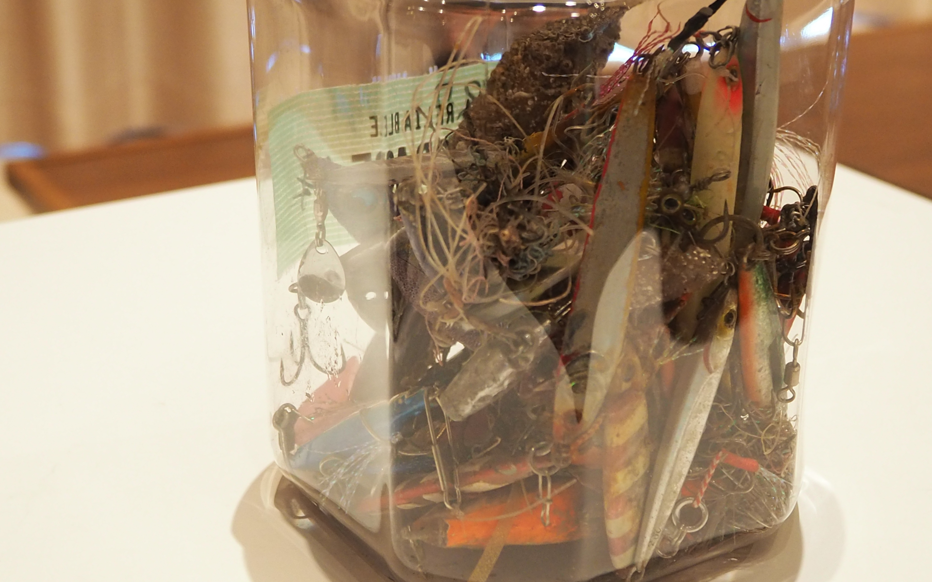 土井氏自身がダイビングしながら拾い集めている海のゴミの一部。釣り用具が多くあり、リサイクルも行なっているという