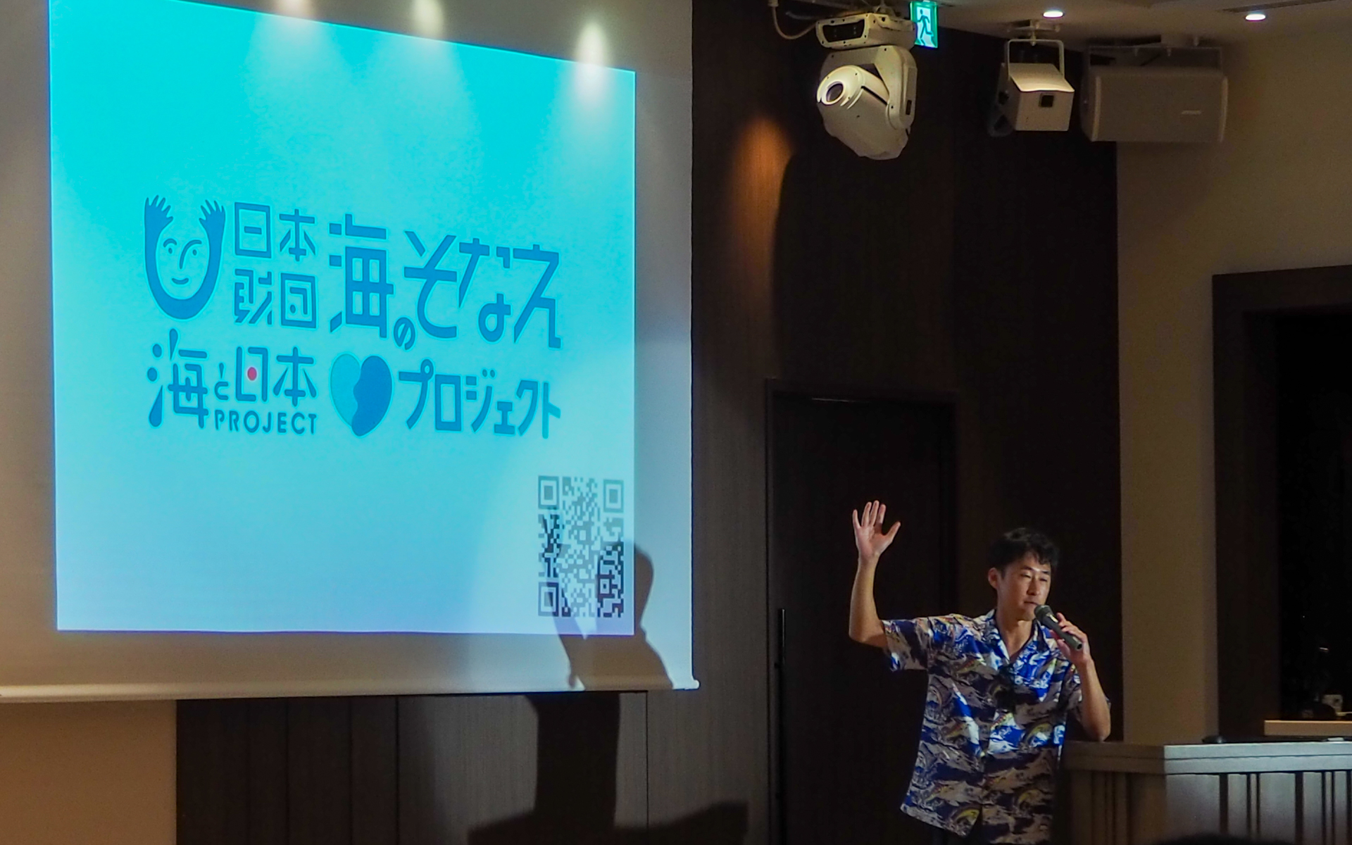どうすれば、水辺をもっと安全に楽しめるのか？をテーマに、水難事故を減らすための活動などを行なっている「海のそなえプロジェクト」の活動を紹介。「これで、おぼれた。『おぼれ１００』」では、100通りの溺れた事例を紹介することで、水難事故への注意喚起を行なっている