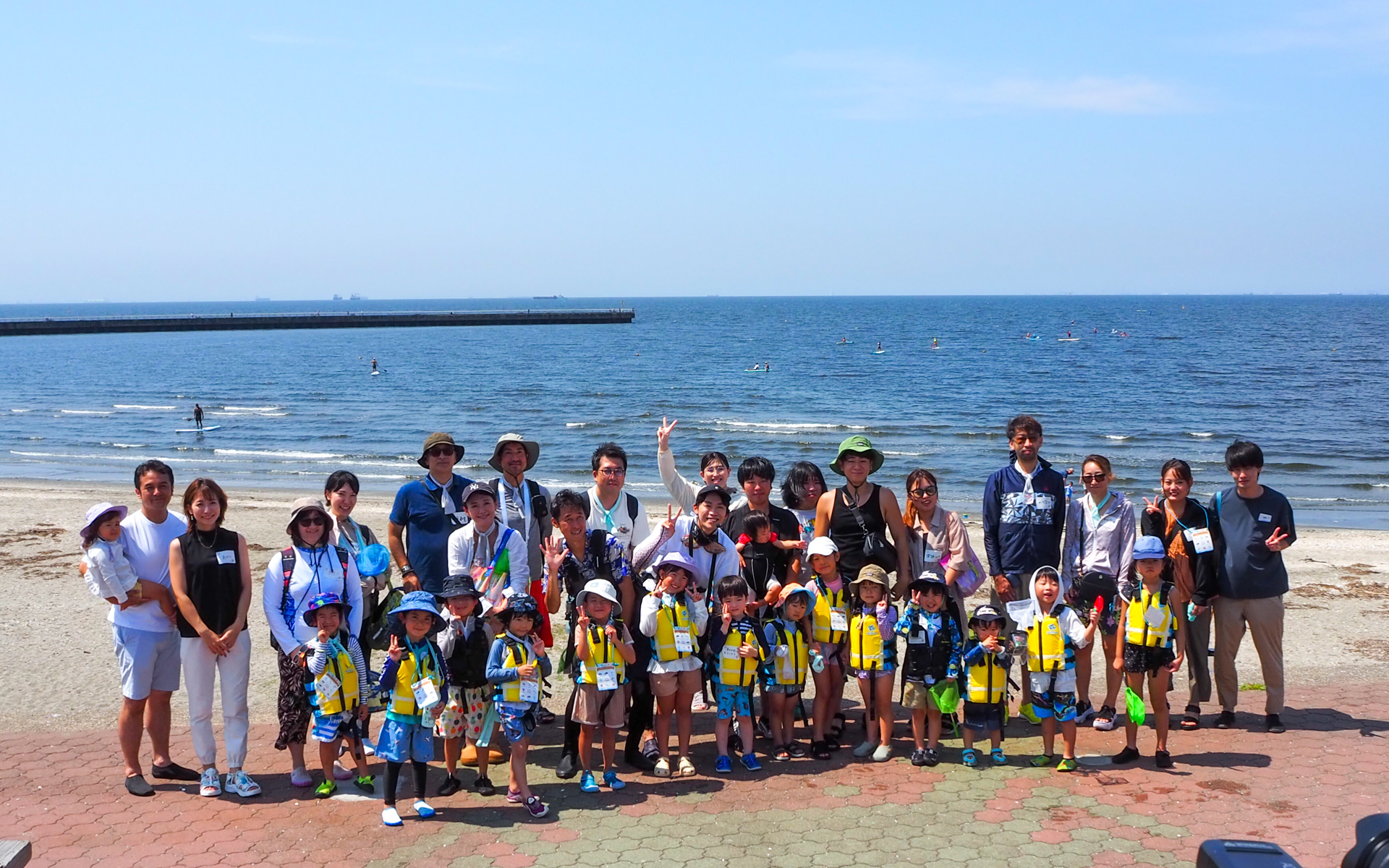 子供たちは安全に配慮してライフジャケットと軍手を装備