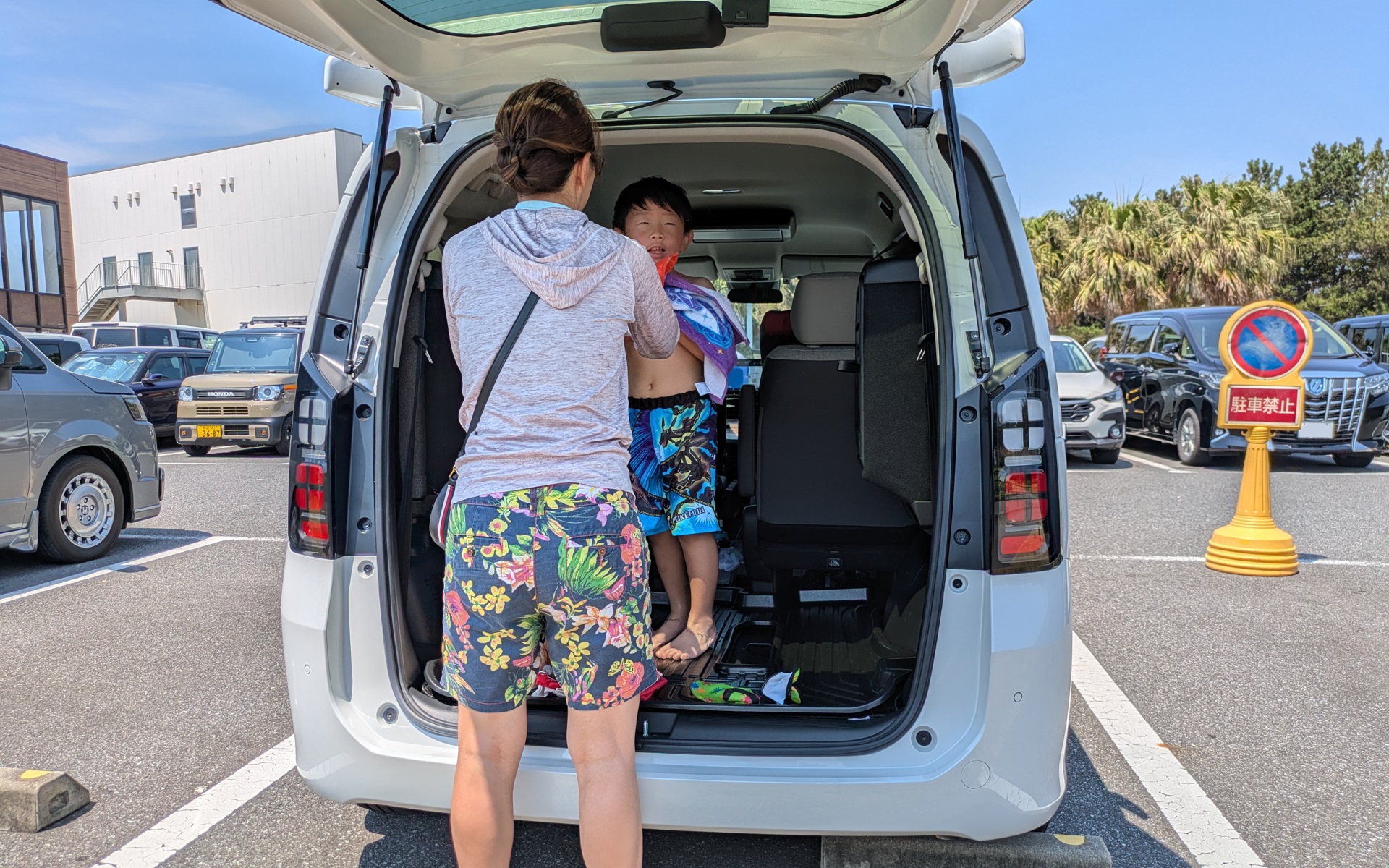 フリードで着替えを体験。リア席モニターも楽しんだ