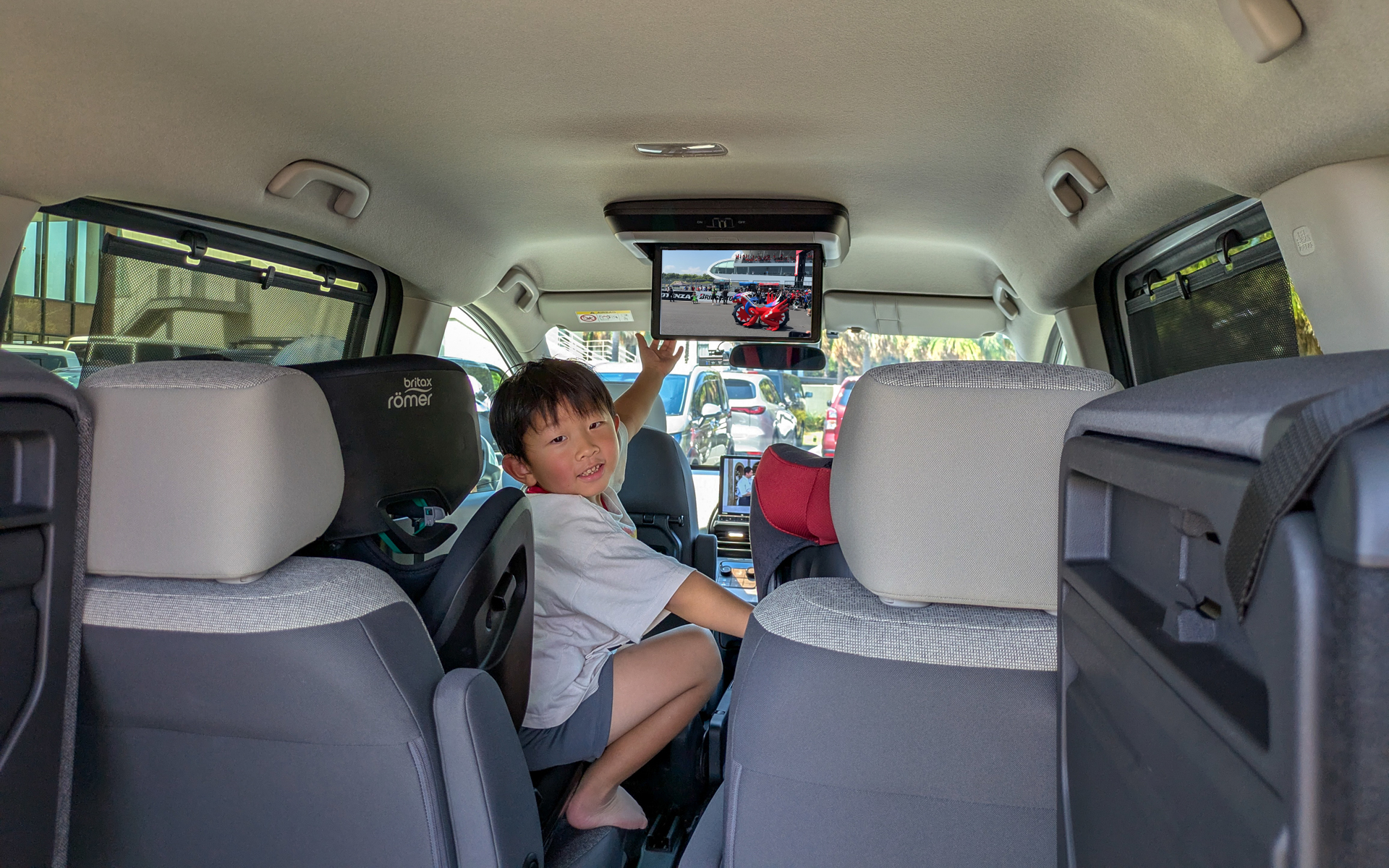 フリードで着替えを体験。リア席モニターも楽しんだ