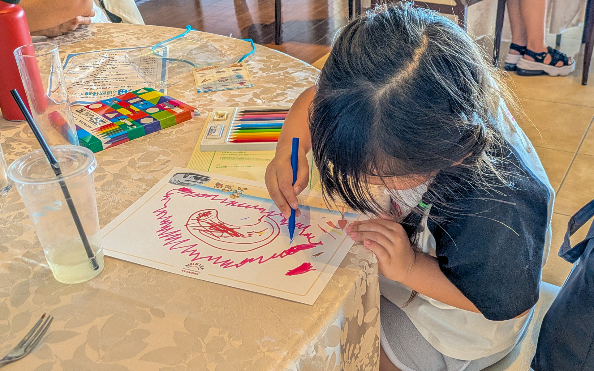 今日見つけた生き物だけじゃなく、自分の好きな生き物をイラストで表現していた