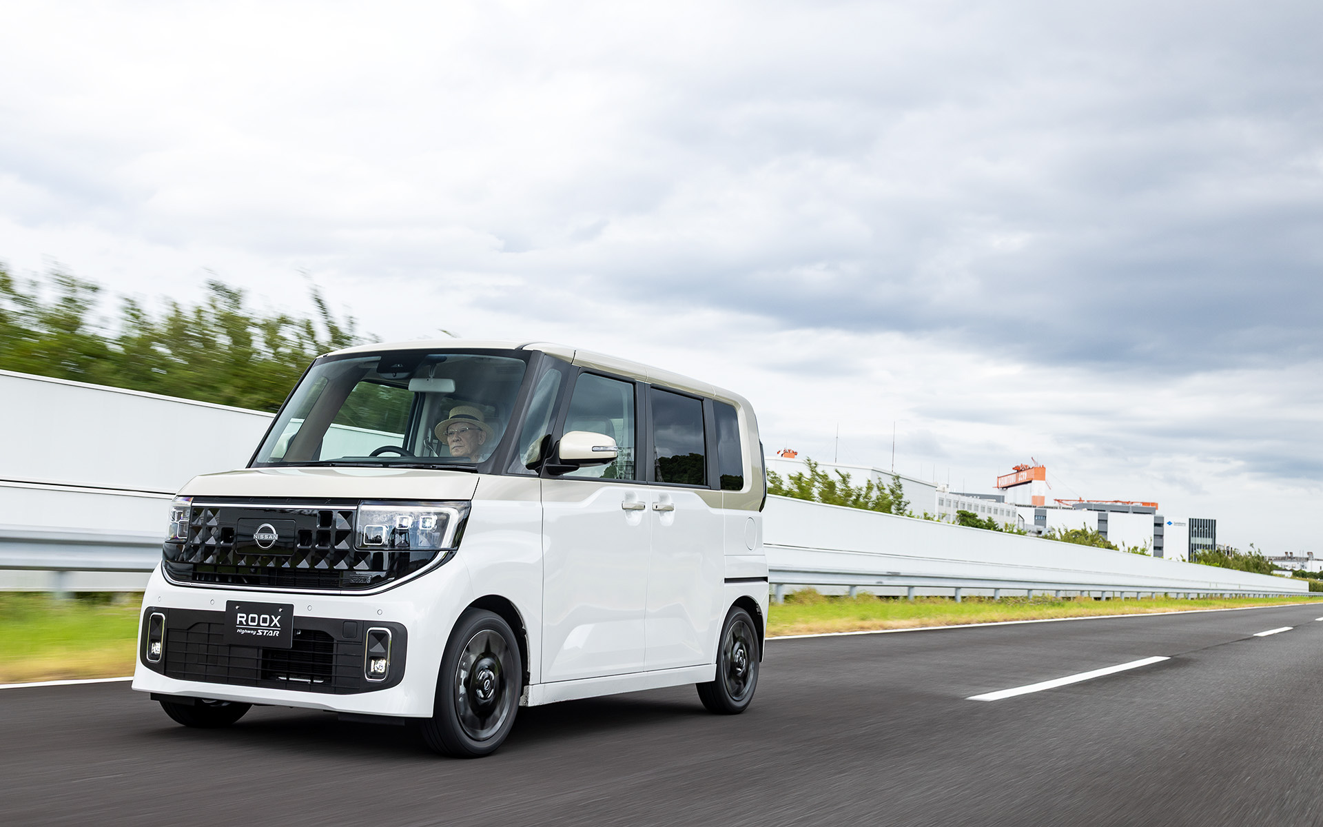 足まわりではショックアブソーバーの見直しが行なわれ、フリクションを軽減し減衰力を上げることで安定性と乗り心地を両立