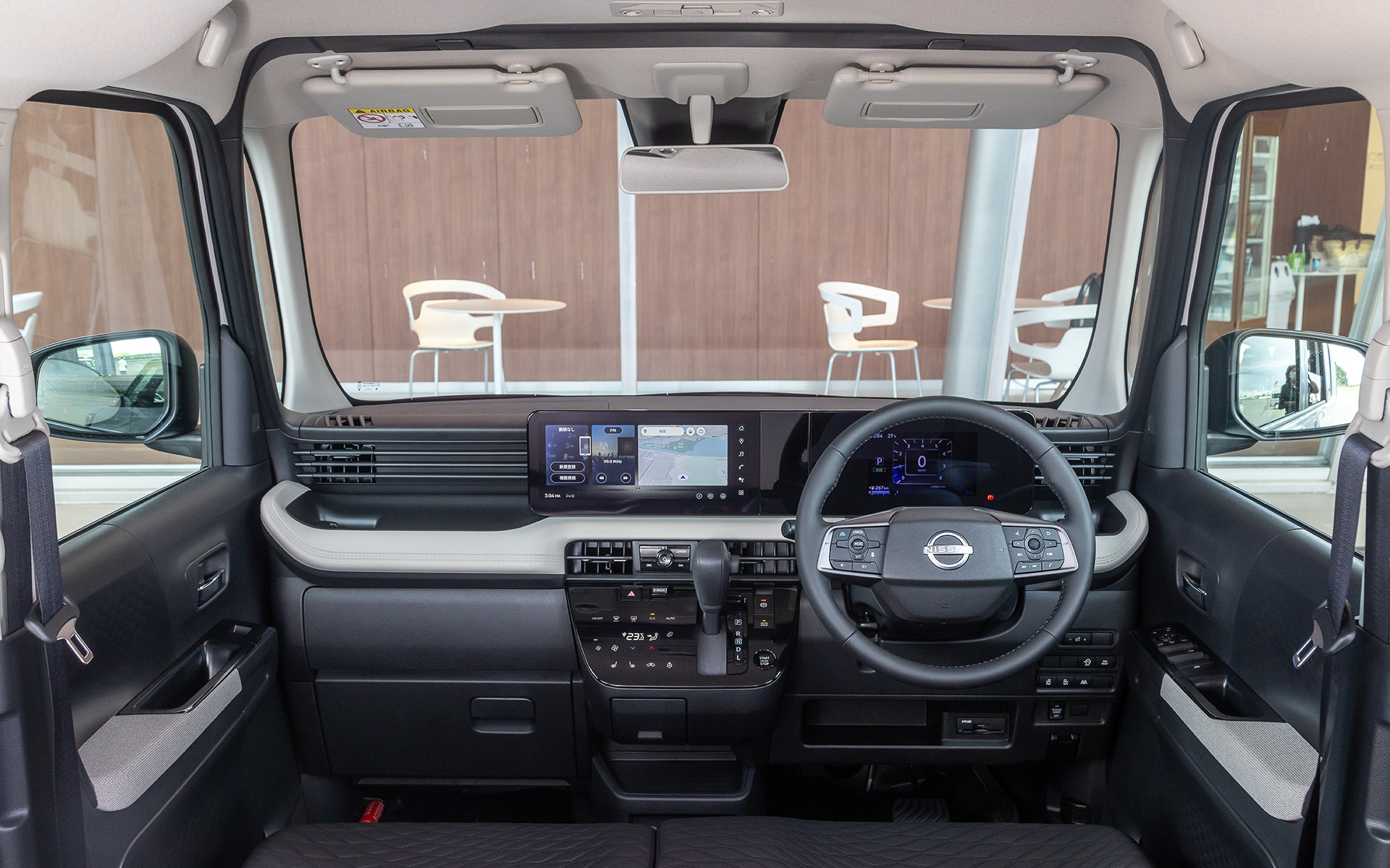 インテリアは「Breeze（そよかぜ）」をデザインコンセプトとし、リビングルームのような心地よい風と光を車内へ取り込み、乗る人全員がリラックスできる居心地のよい空間を目指した。室内長は先代モデルより115mm拡大し、クラストップとなる2315mmを実現するとともに、後席ニールームについても先代モデル同様クラストップの795mmの広さを確保。後席もクラストップの最大320mmスライドが可能