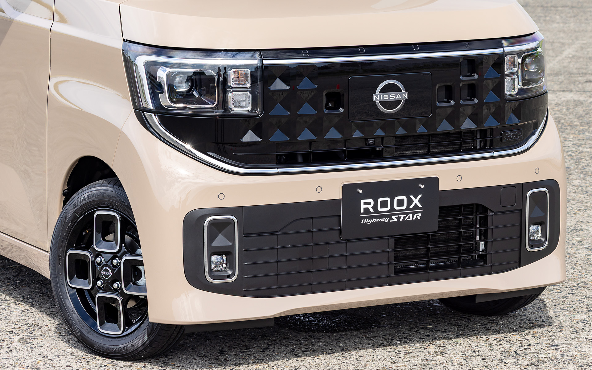 新型ルークスを象徴するデザインモチーフとして「かどまる四角」をヘッドライト、リアコンビネーションランプ、ドアハンドル、ホイールなど随所に取り入れた