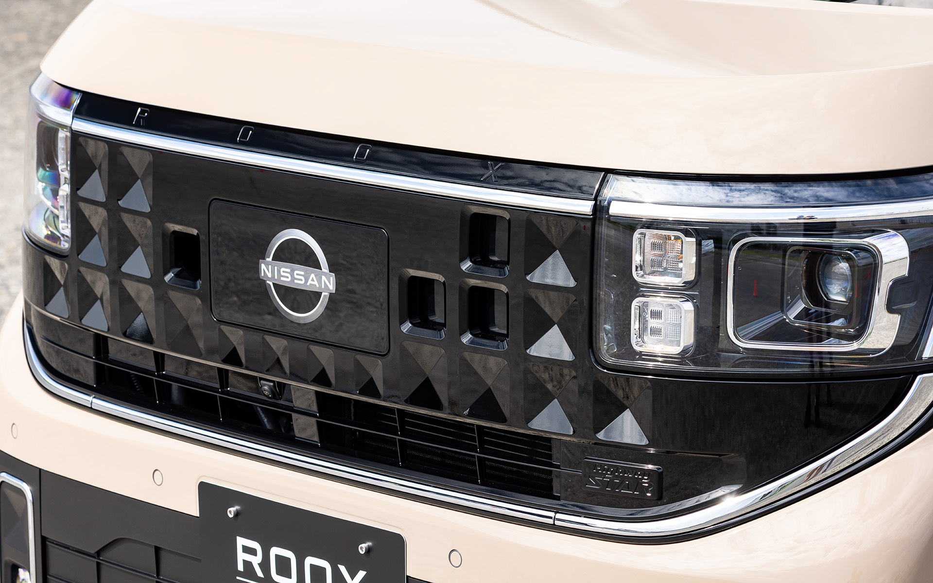 新型ルークスを象徴するデザインモチーフとして「かどまる四角」をヘッドライト、リアコンビネーションランプ、ドアハンドル、ホイールなど随所に取り入れた