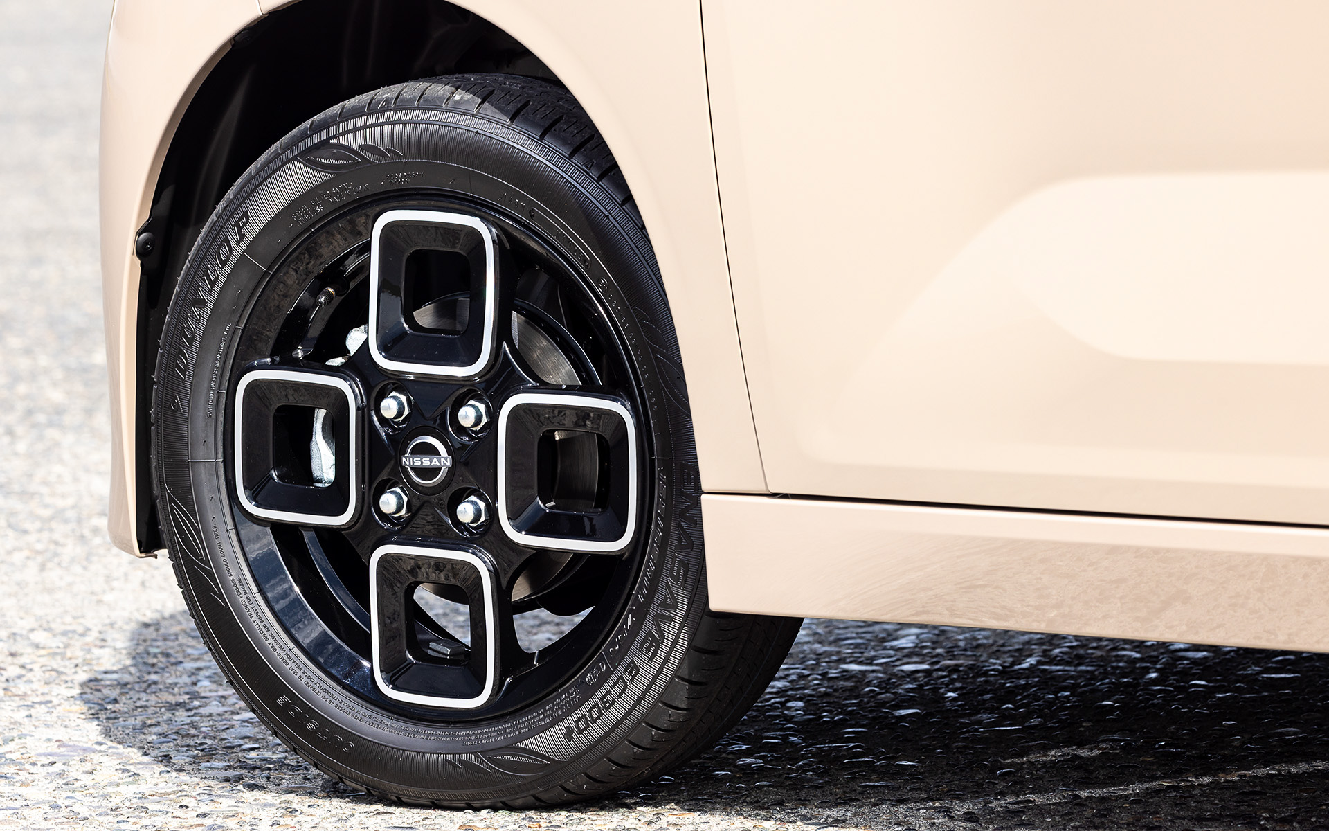 新型ルークスを象徴するデザインモチーフとして「かどまる四角」をヘッドライト、リアコンビネーションランプ、ドアハンドル、ホイールなど随所に取り入れた