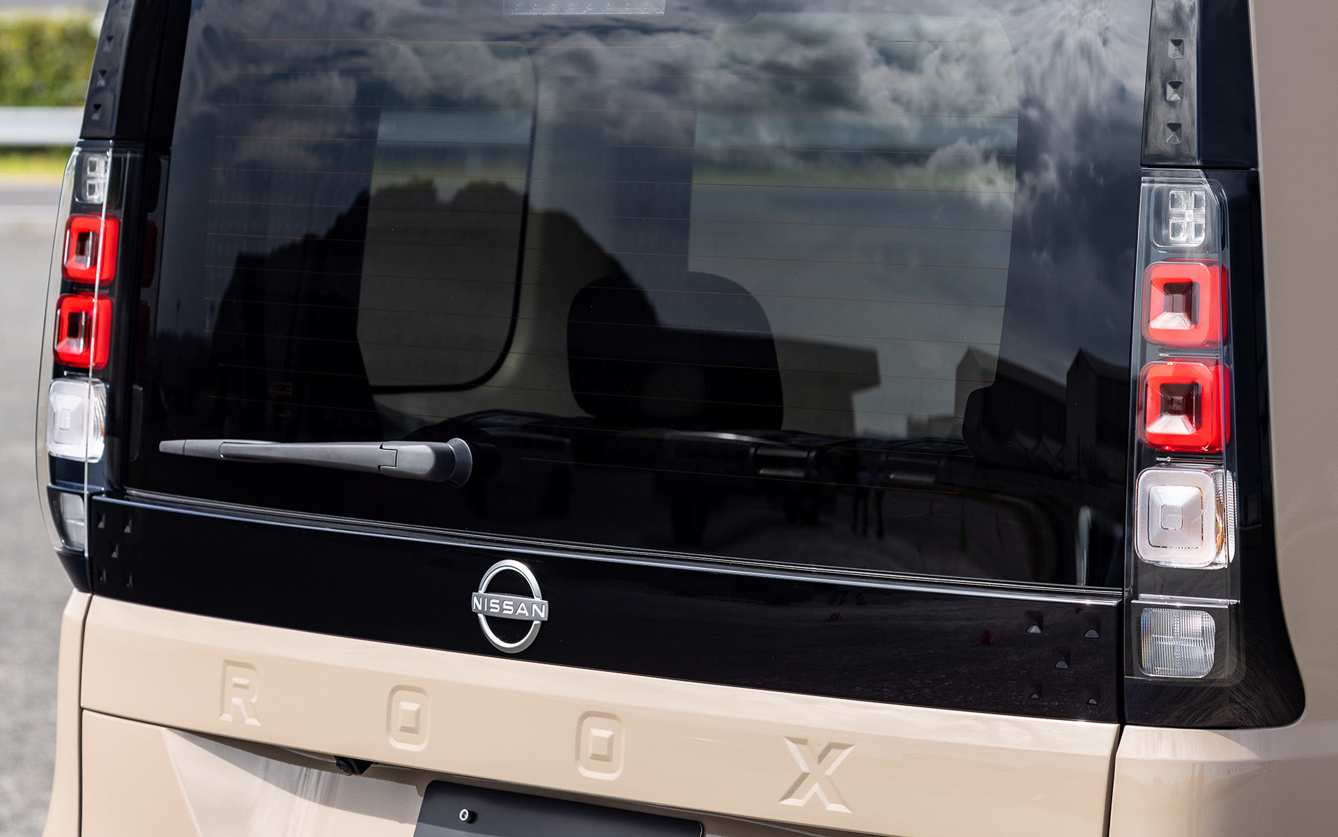 新型ルークスを象徴するデザインモチーフとして「かどまる四角」をヘッドライト、リアコンビネーションランプ、ドアハンドル、ホイールなど随所に取り入れた