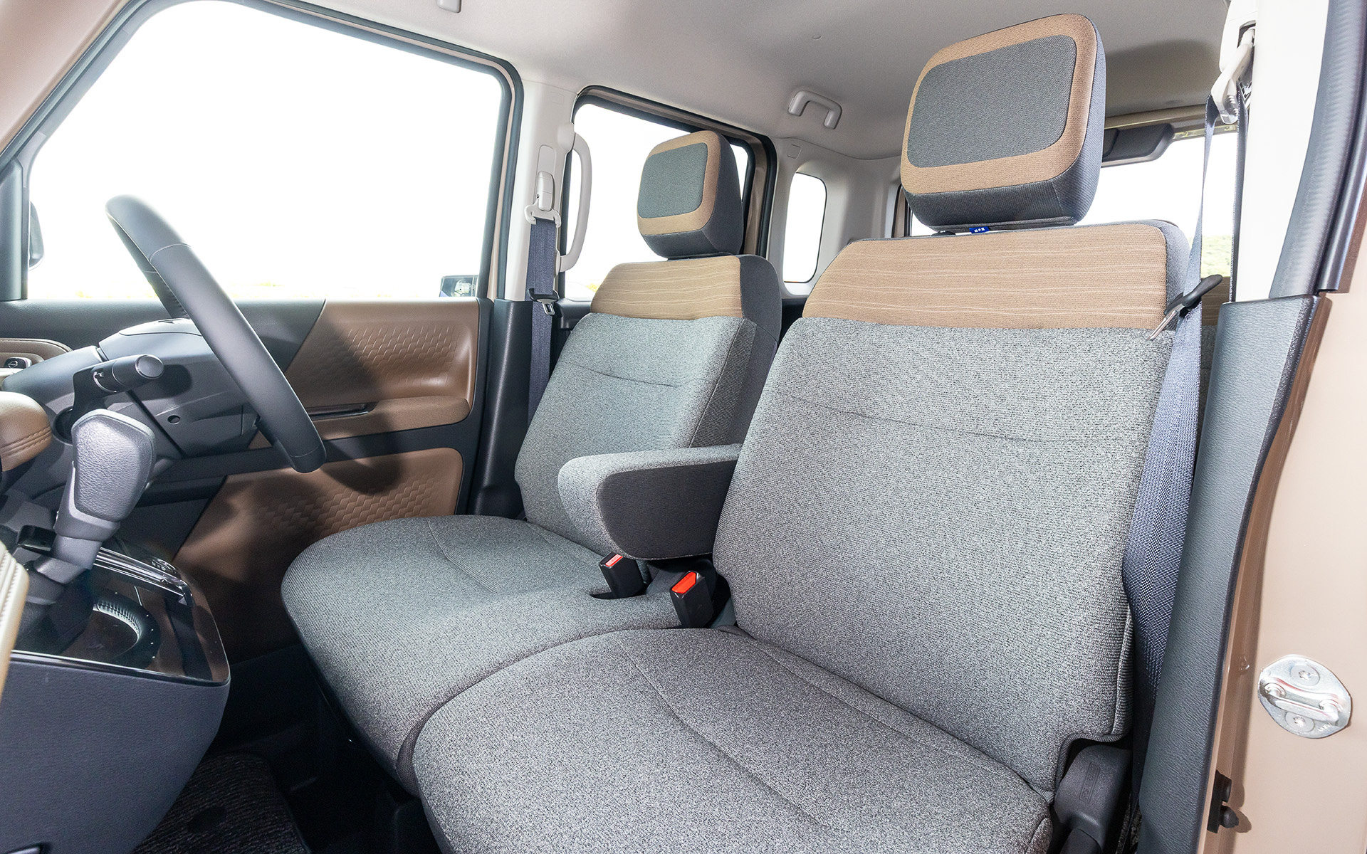 インテリアは「Breeze（そよかぜ）」をデザインコンセプトとし、リビングルームのような心地よい風と光を車内へ取り込み、乗る人全員がリラックスできる居心地のよい空間を目指した。室内長は先代モデルより115mm拡大し、クラストップとなる2315mmを実現するとともに、後席ニールームについても先代モデル同様クラストップの795mmの広さを確保。後席もクラストップの最大320mmスライドが可能