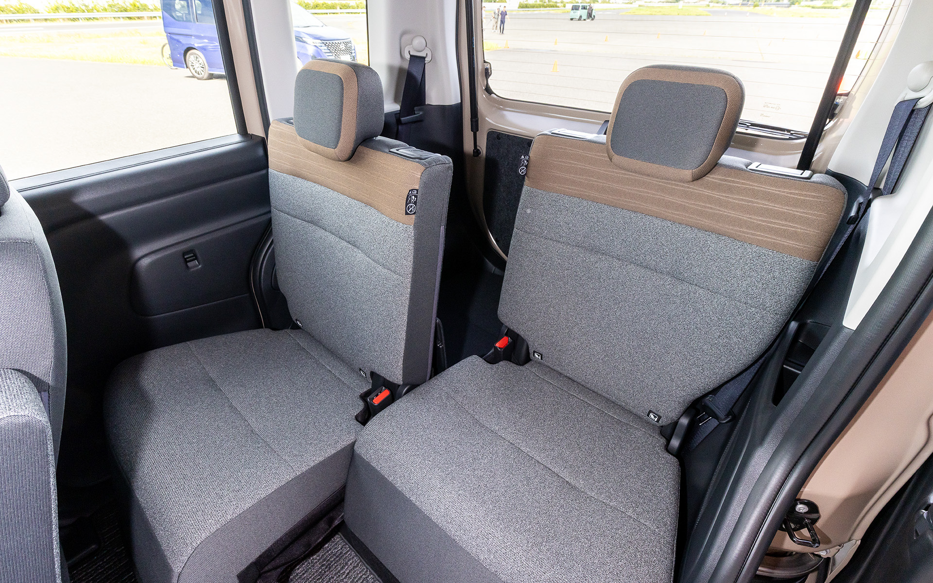 インテリアは「Breeze（そよかぜ）」をデザインコンセプトとし、リビングルームのような心地よい風と光を車内へ取り込み、乗る人全員がリラックスできる居心地のよい空間を目指した。室内長は先代モデルより115mm拡大し、クラストップとなる2315mmを実現するとともに、後席ニールームについても先代モデル同様クラストップの795mmの広さを確保。後席もクラストップの最大320mmスライドが可能