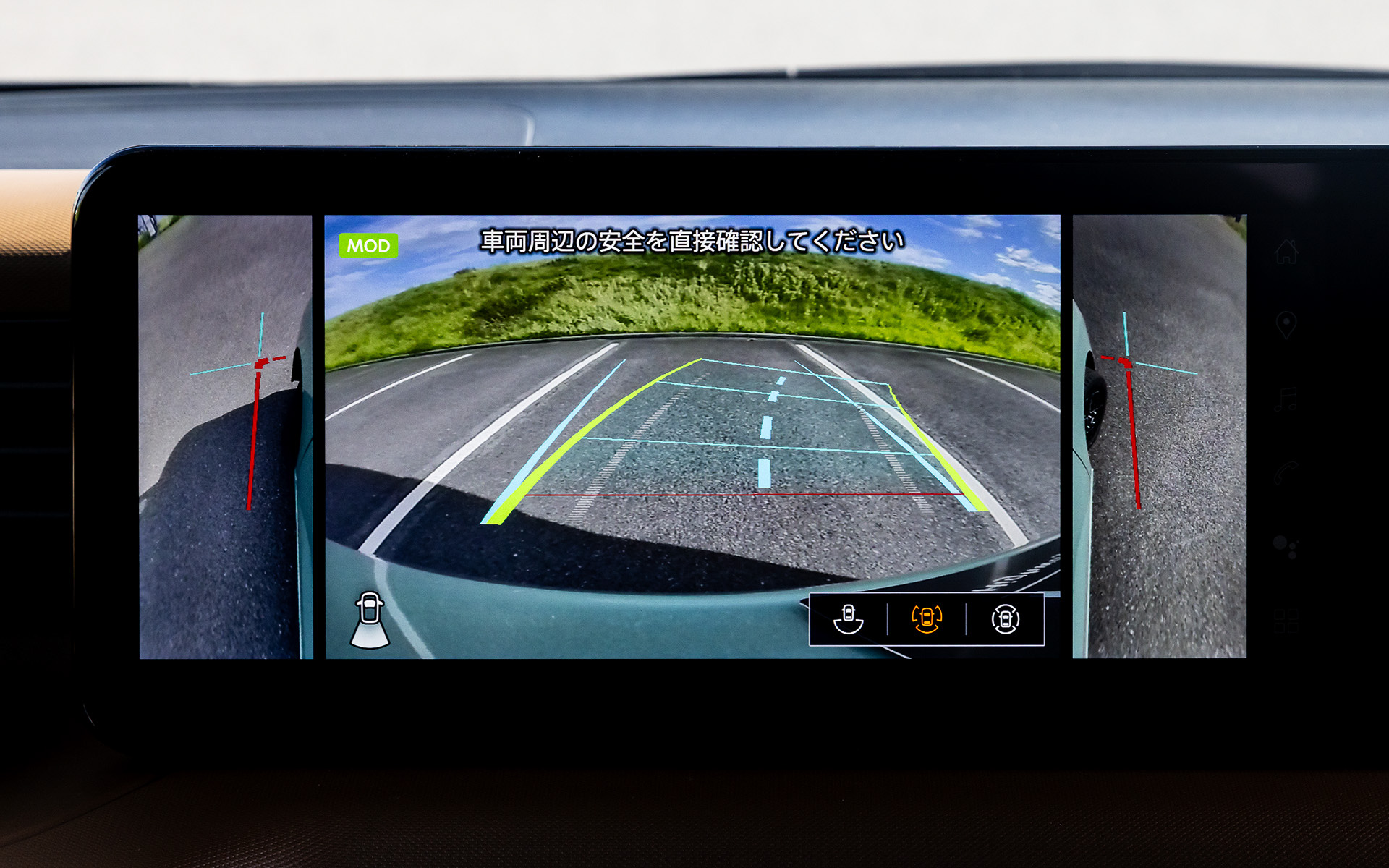 インパネには軽自動車初となる12.3インチの大型統合型インターフェースディスプレイを採用。「インテリジェント アラウンドビューモニター」に3つの新しい表示機能が搭載され、軽自動車初の「インビジブルフードビュー」は本来は見えない車体下の映像を生成する機能。さらに日産の軽自動車として初搭載となる「3Dビュー」は車両の周辺状況を3D映像でより直感的に確認でき、「フロントワイドビュー」は交差点などで運転席から死角になる前方の左右をサポートする