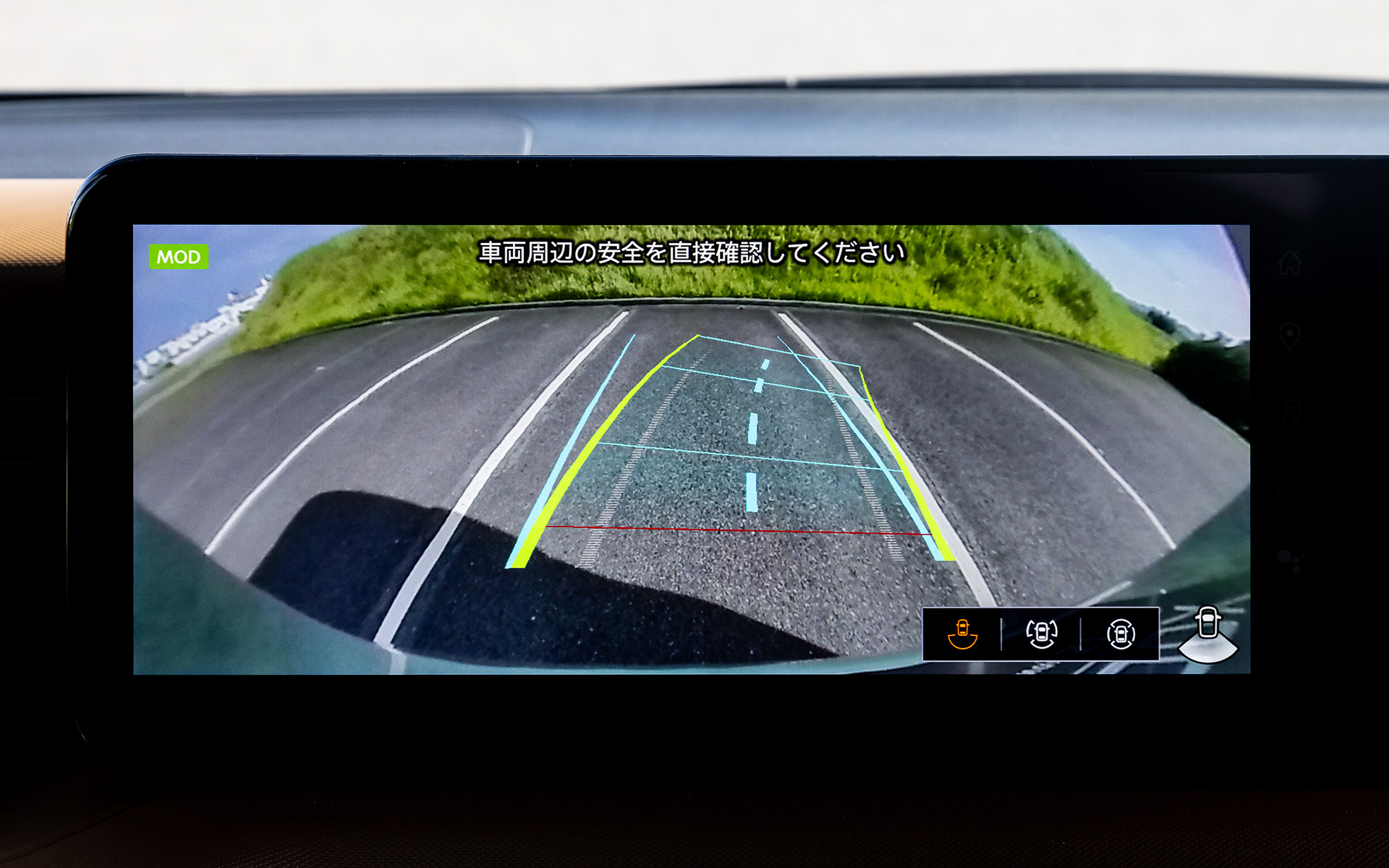 インパネには軽自動車初となる12.3インチの大型統合型インターフェースディスプレイを採用。「インテリジェント アラウンドビューモニター」に3つの新しい表示機能が搭載され、軽自動車初の「インビジブルフードビュー」は本来は見えない車体下の映像を生成する機能。さらに日産の軽自動車として初搭載となる「3Dビュー」は車両の周辺状況を3D映像でより直感的に確認でき、「フロントワイドビュー」は交差点などで運転席から死角になる前方の左右をサポートする