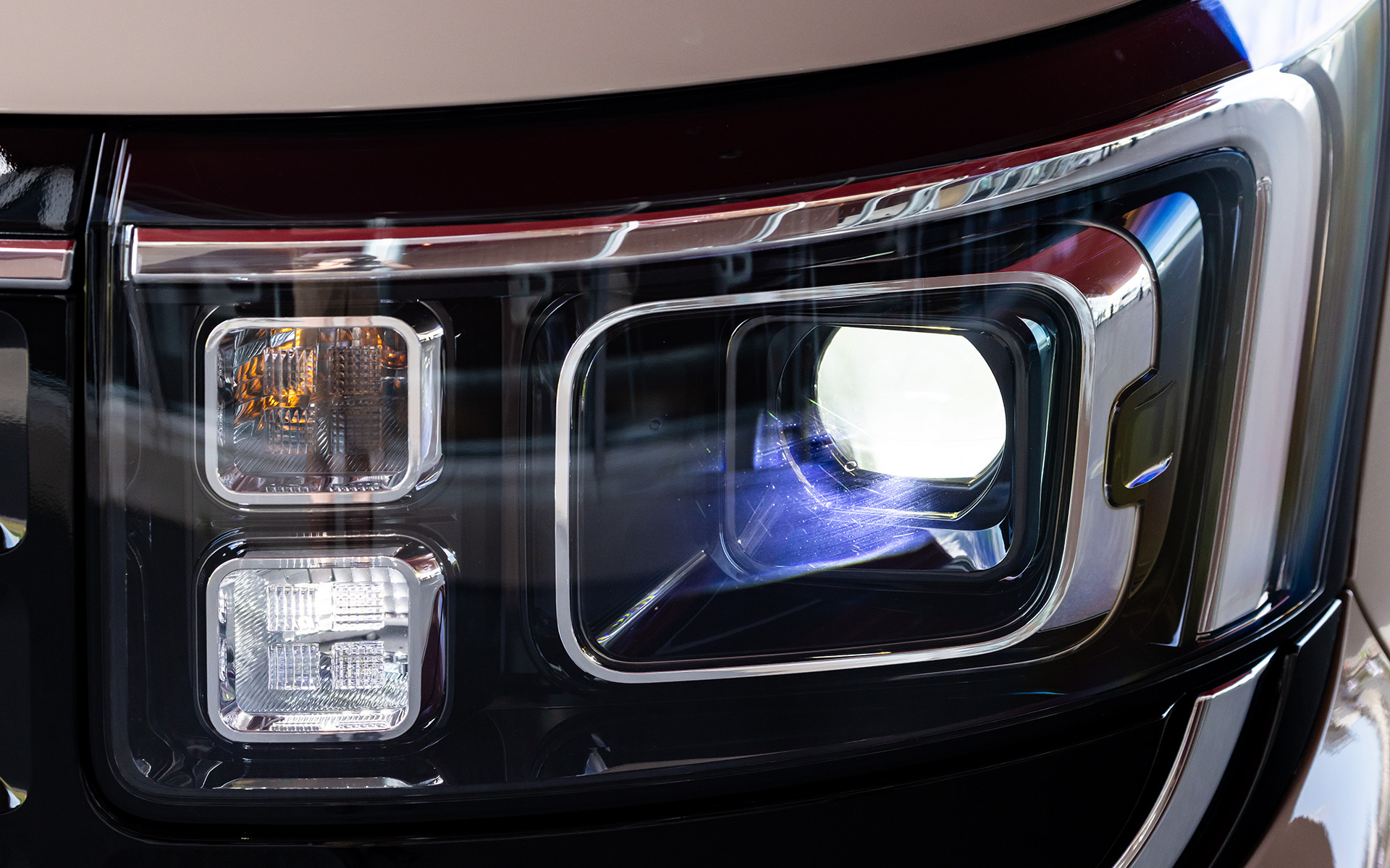 フロント灯火類の点灯状態。標準タイプのヘッドライトは大きな四角と小さな四角の組み合わせ