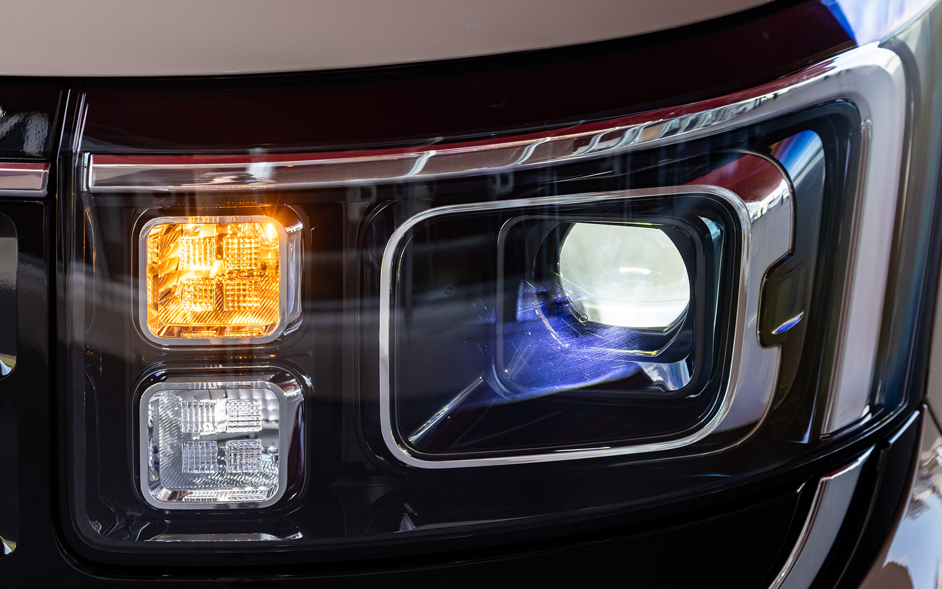 フロント灯火類の点灯状態。標準タイプのヘッドライトは大きな四角と小さな四角の組み合わせ