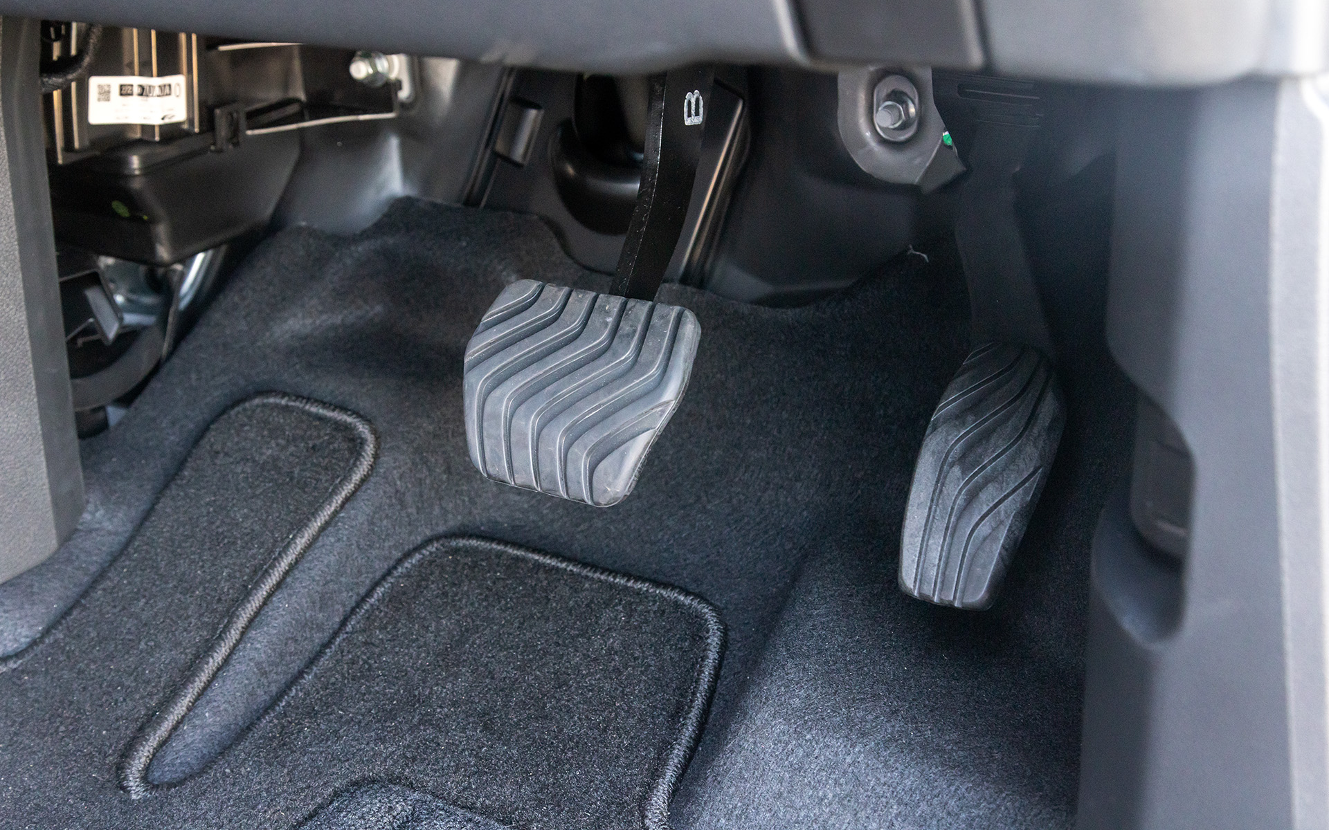 サイドブレーキは電動タイプではないので足踏み式