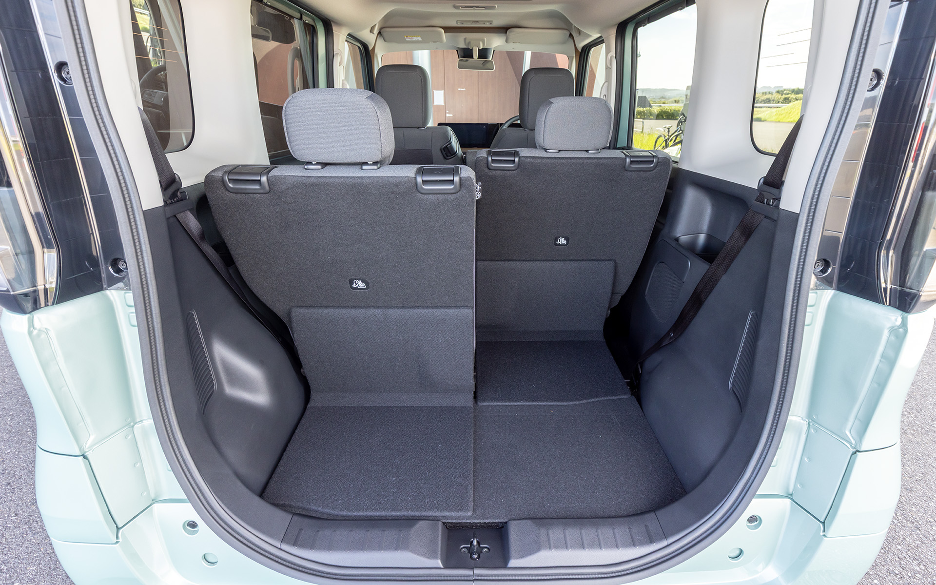 ラゲッジは後席を最前部までスライドすると675mmの奥行きが確保できる。リアシートの背もたれを前倒しすればより広く使うことも可能