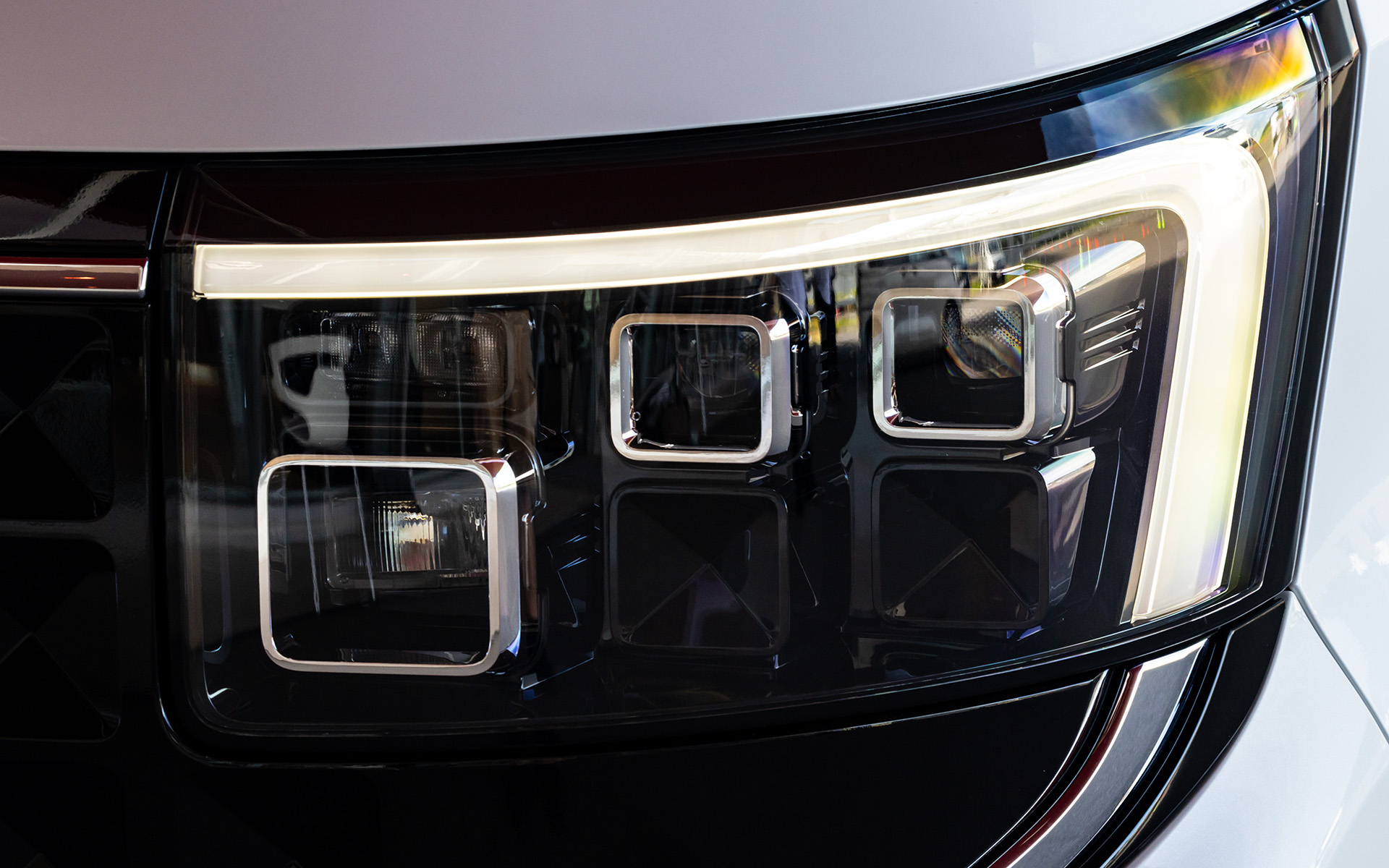 オプションのヘッドライト。ポジションは導光タイプのL字型